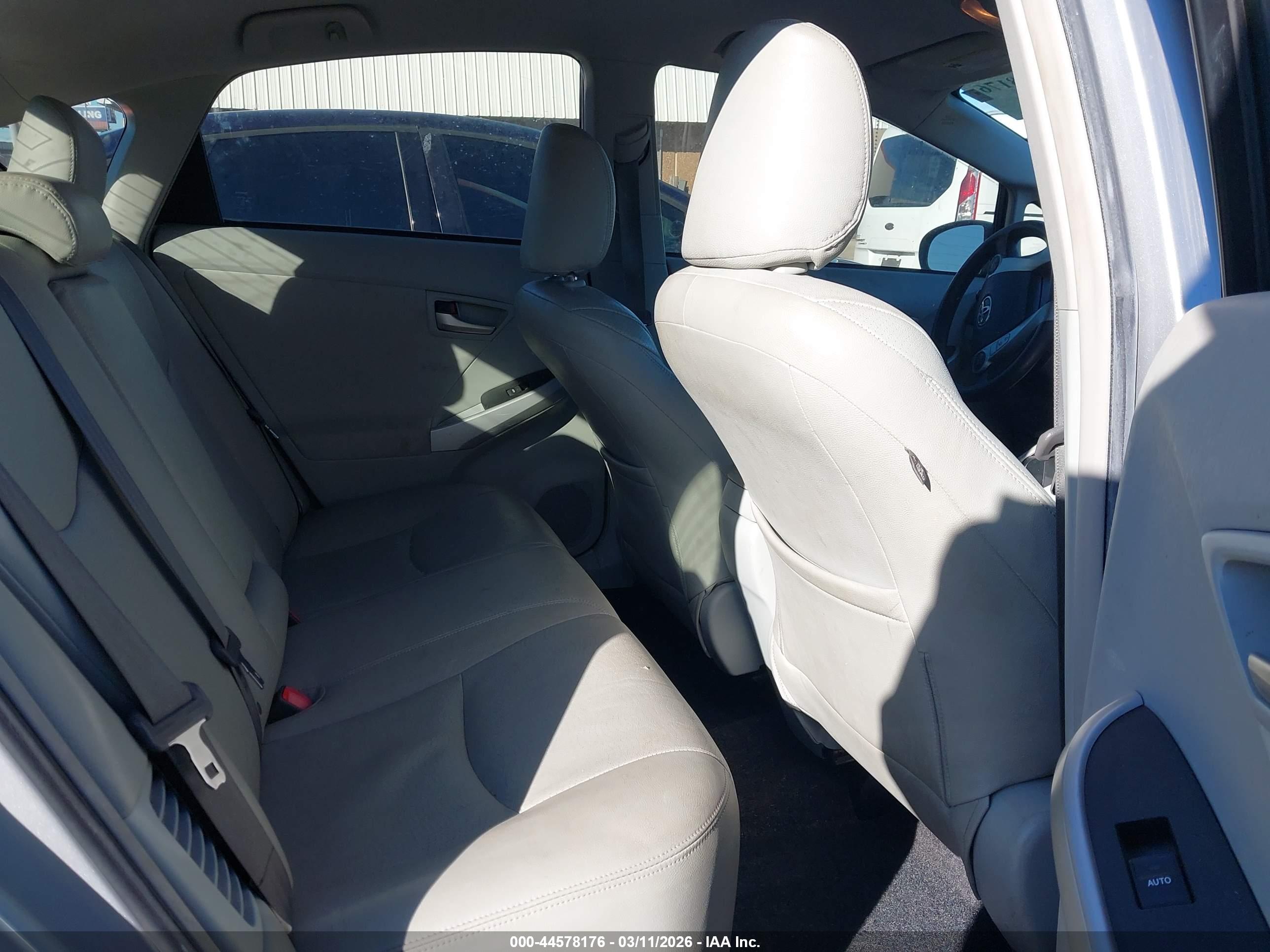 TOYOTA PRIUS image 8