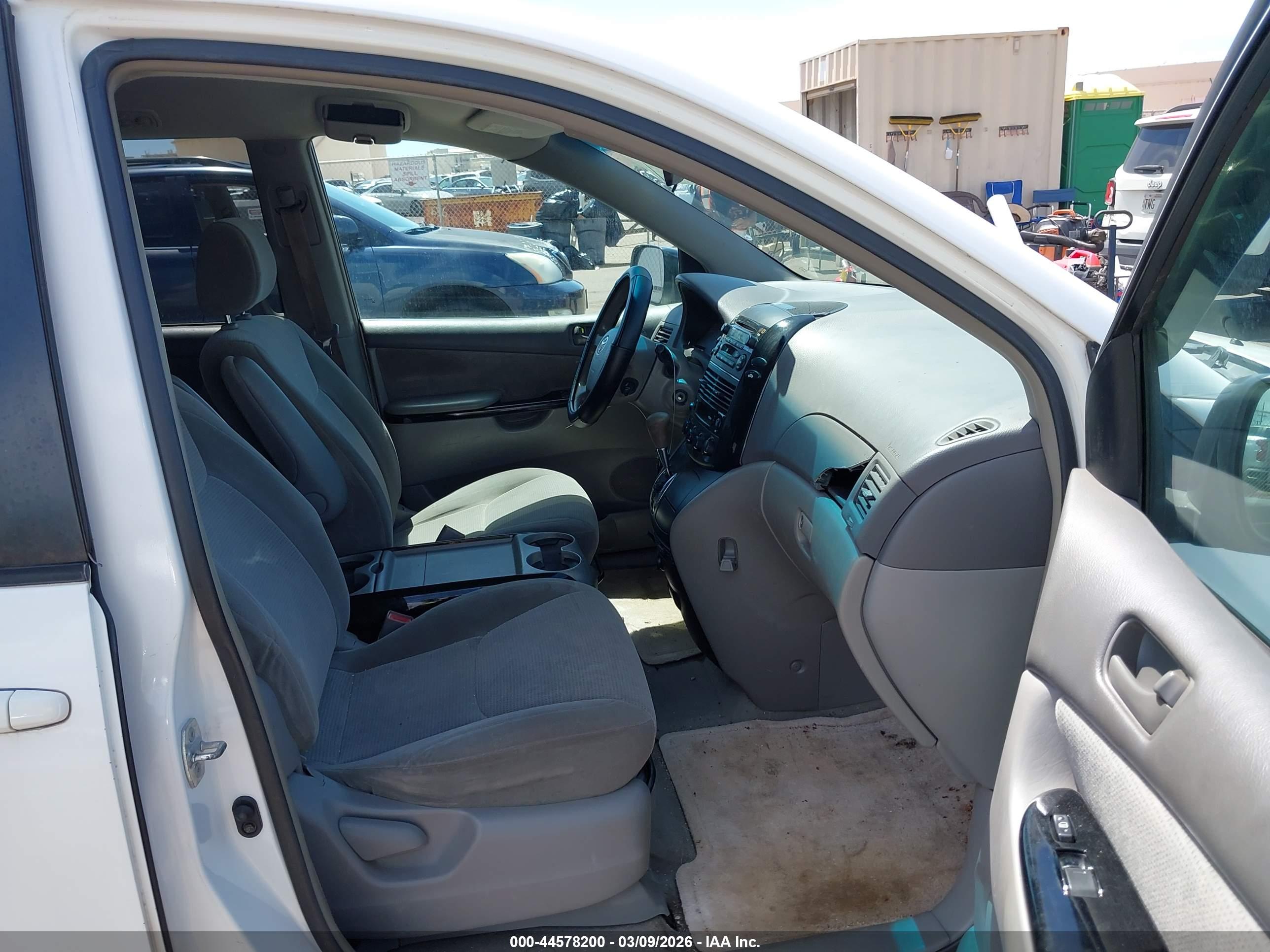 TOYOTA SIENNA image 5