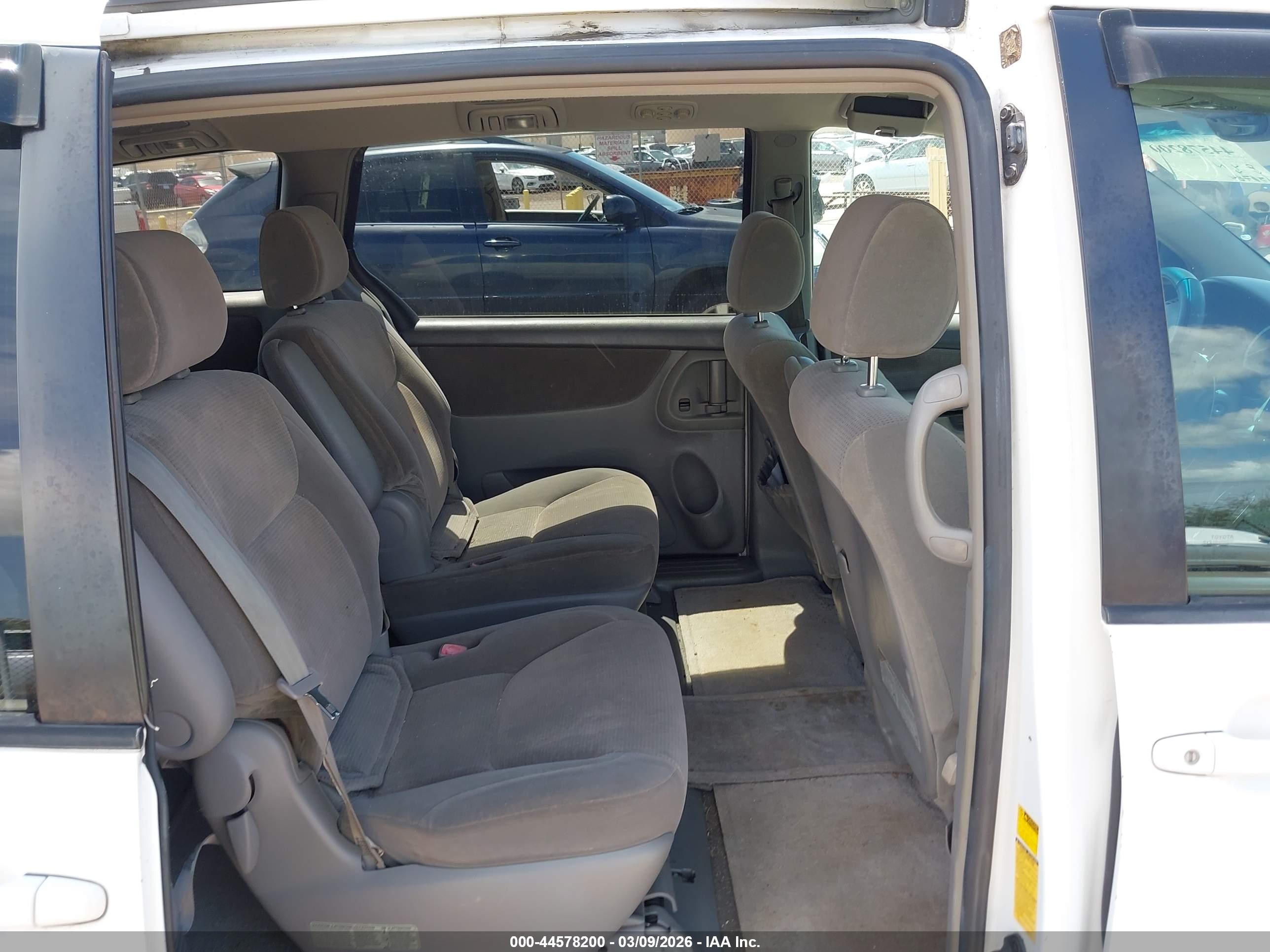 TOYOTA SIENNA image 8