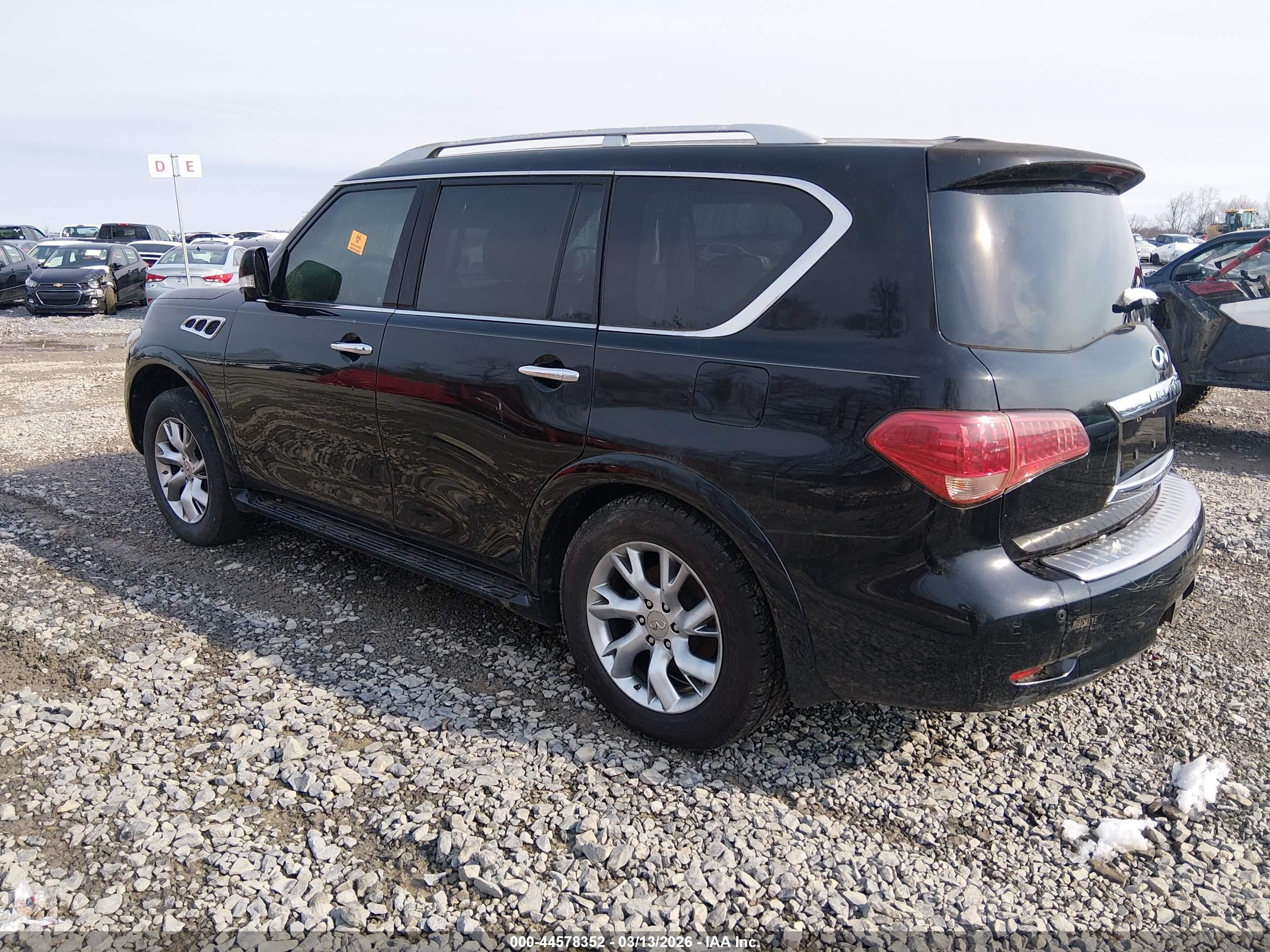 INFINITI QX56 image 3