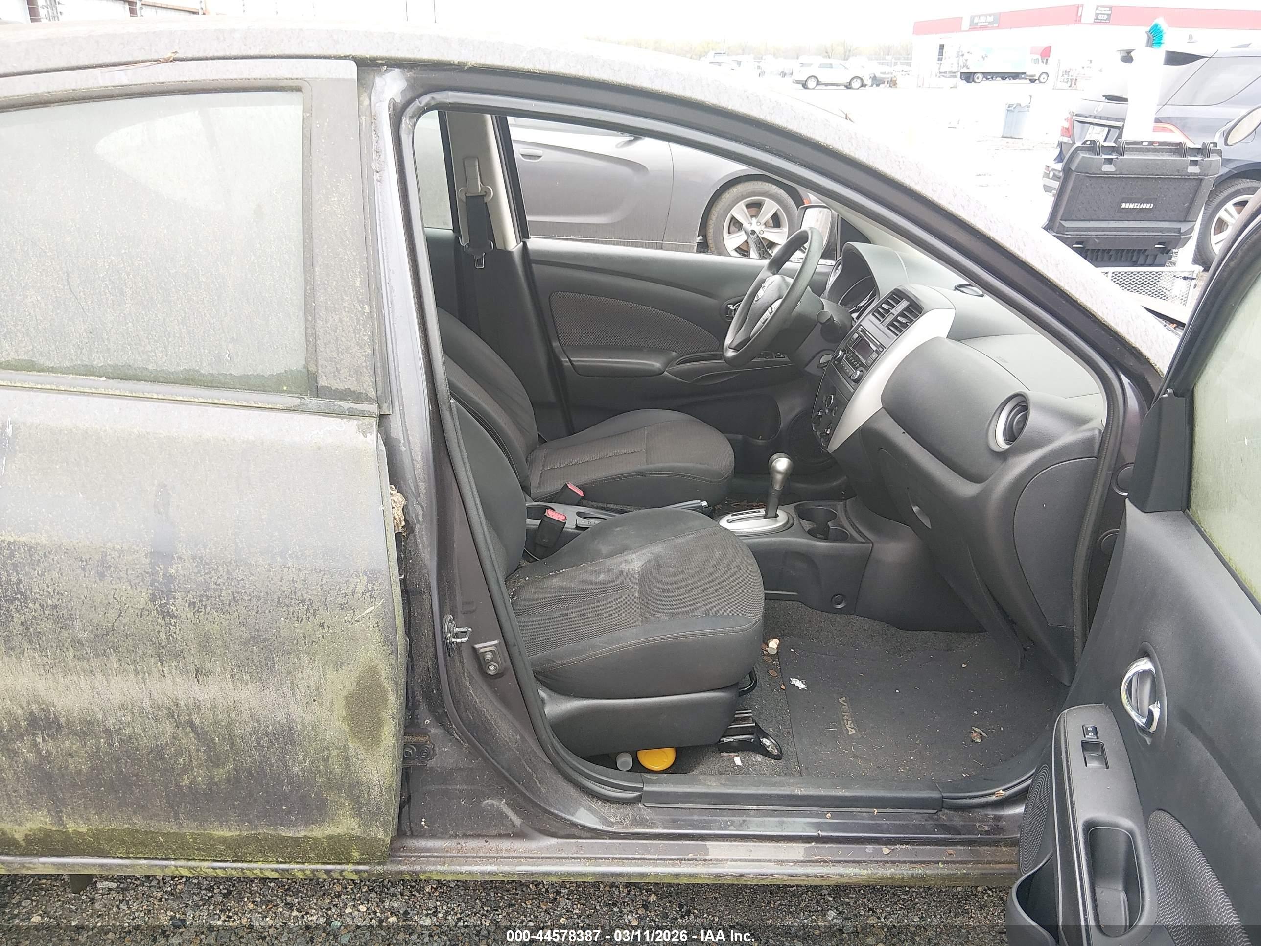 NISSAN VERSA image 5