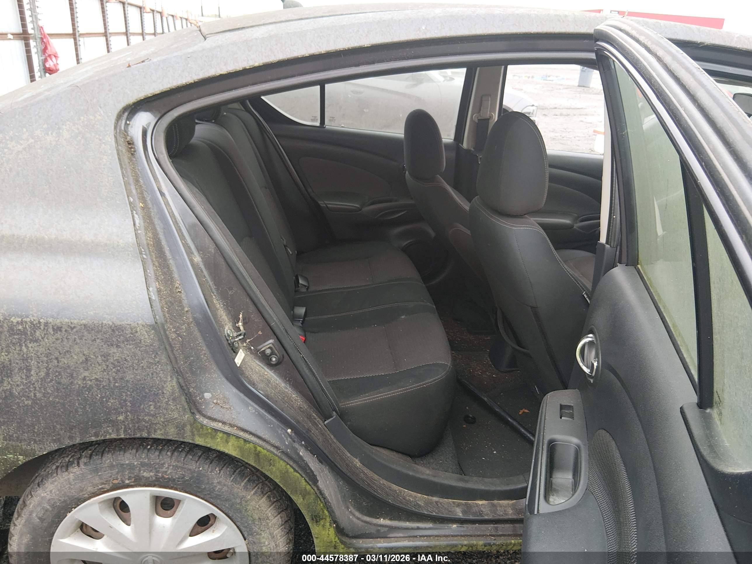 NISSAN VERSA image 8