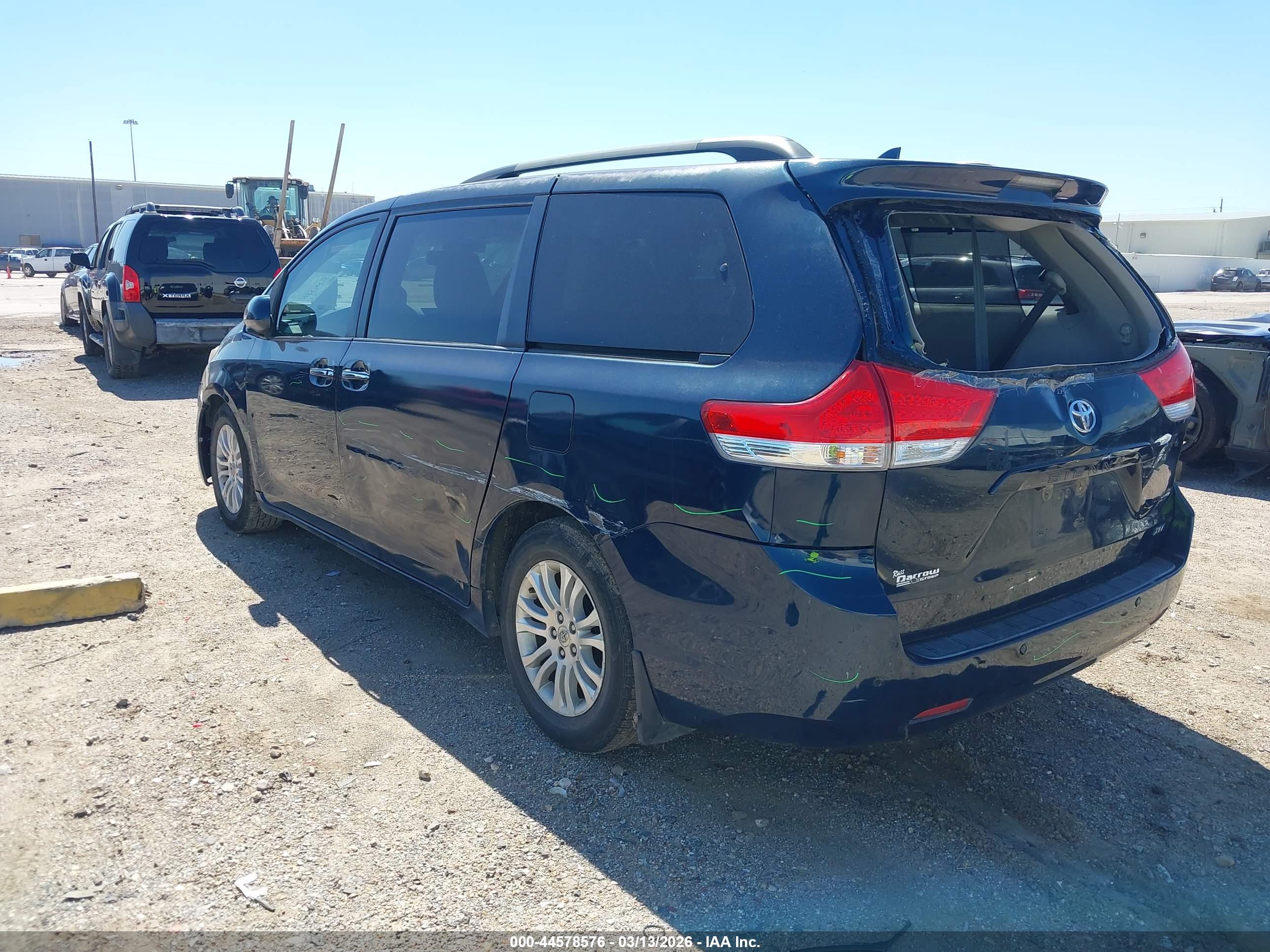 TOYOTA SIENNA image 3