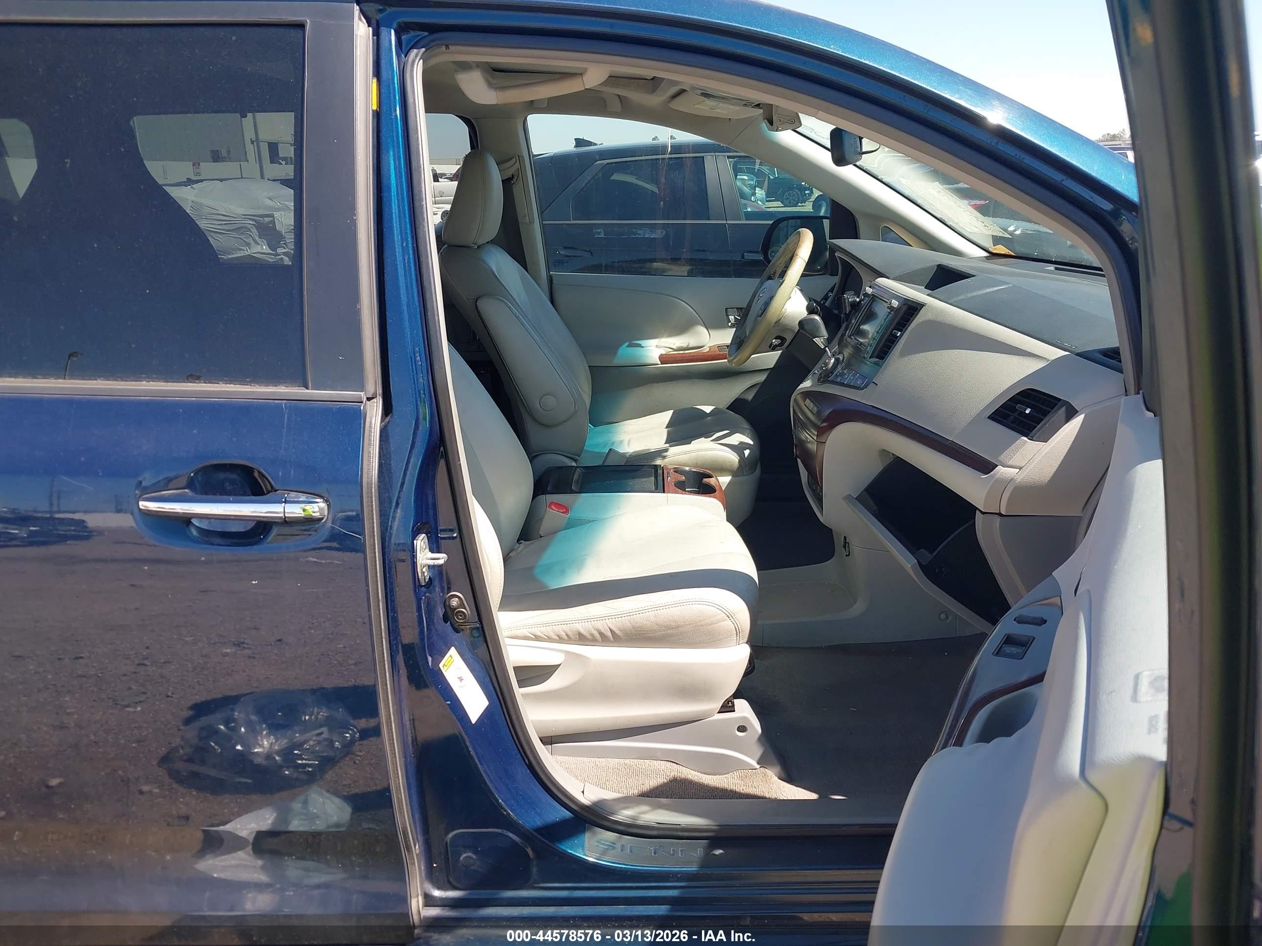 TOYOTA SIENNA image 5
