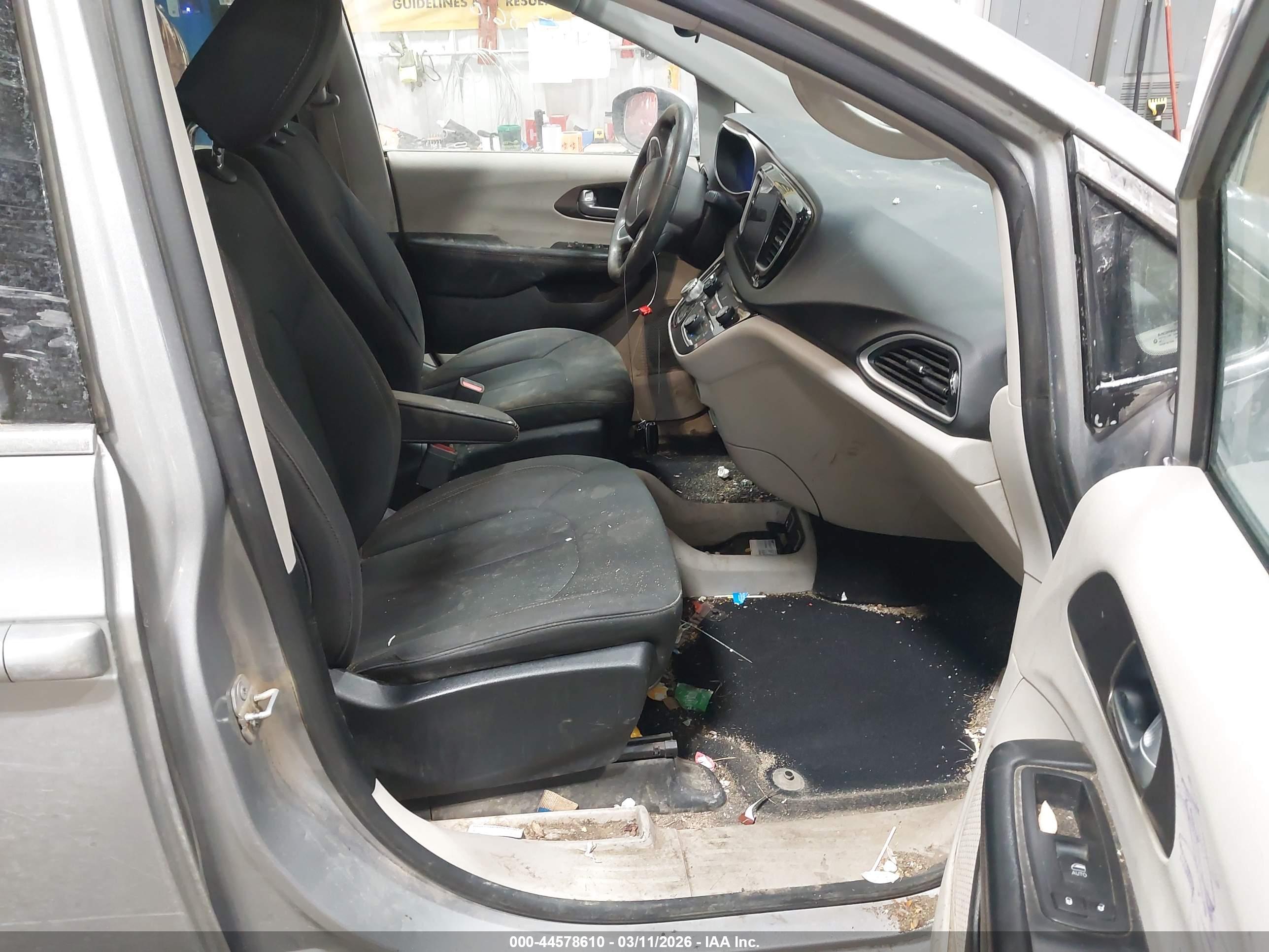 CHRYSLER PACIFICA image 5
