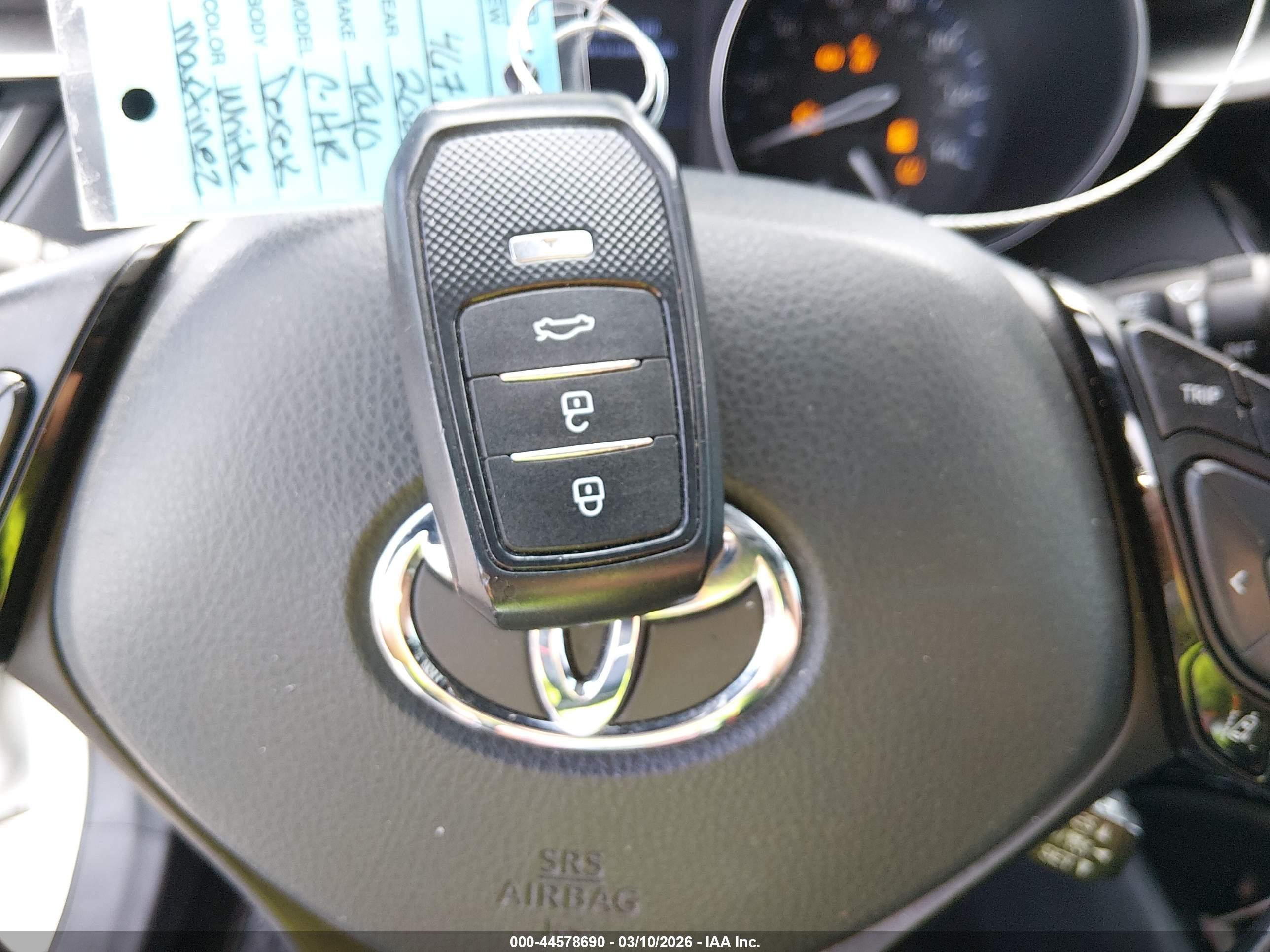 TOYOTA C-HR image 11