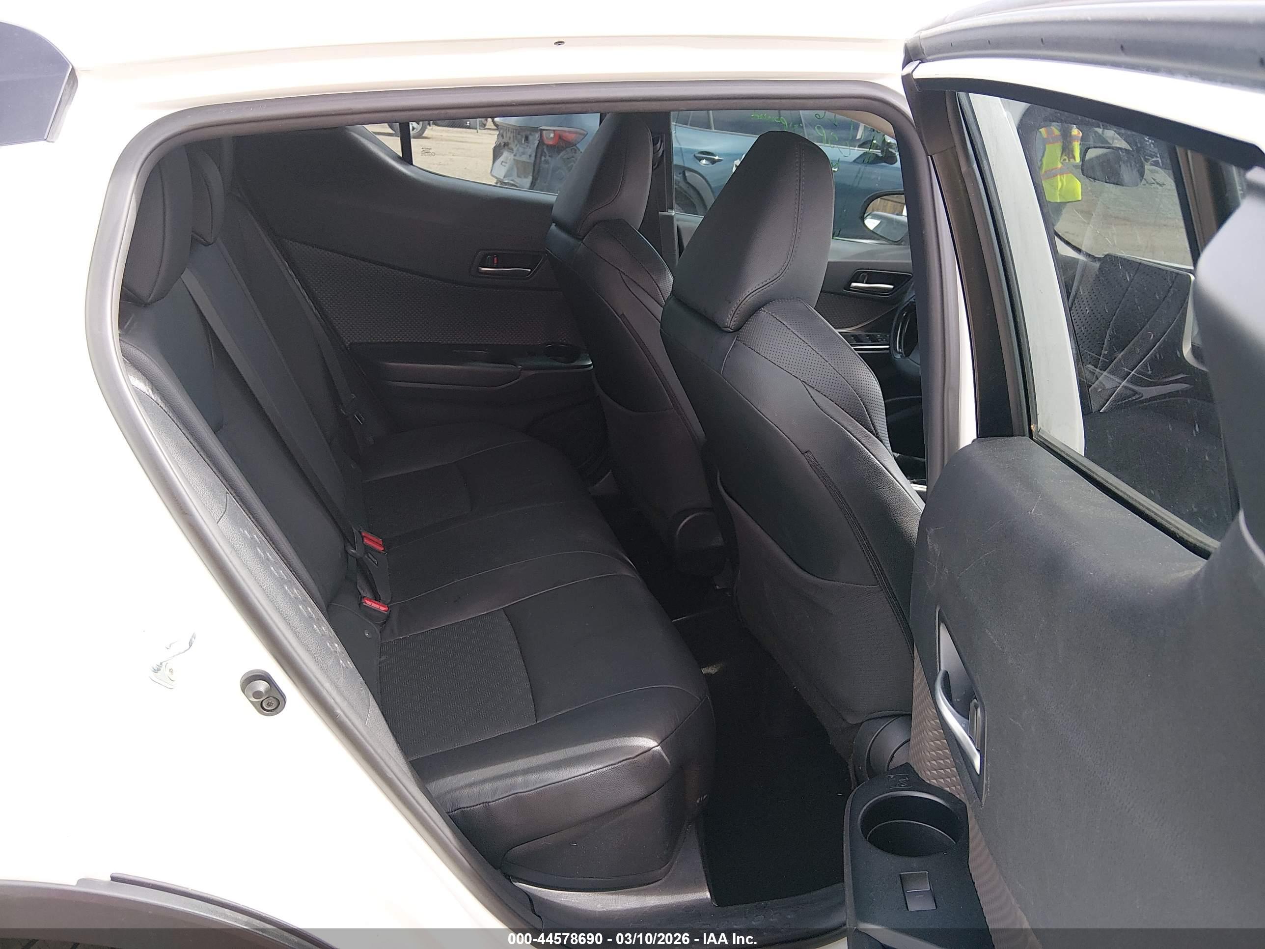 TOYOTA C-HR image 8