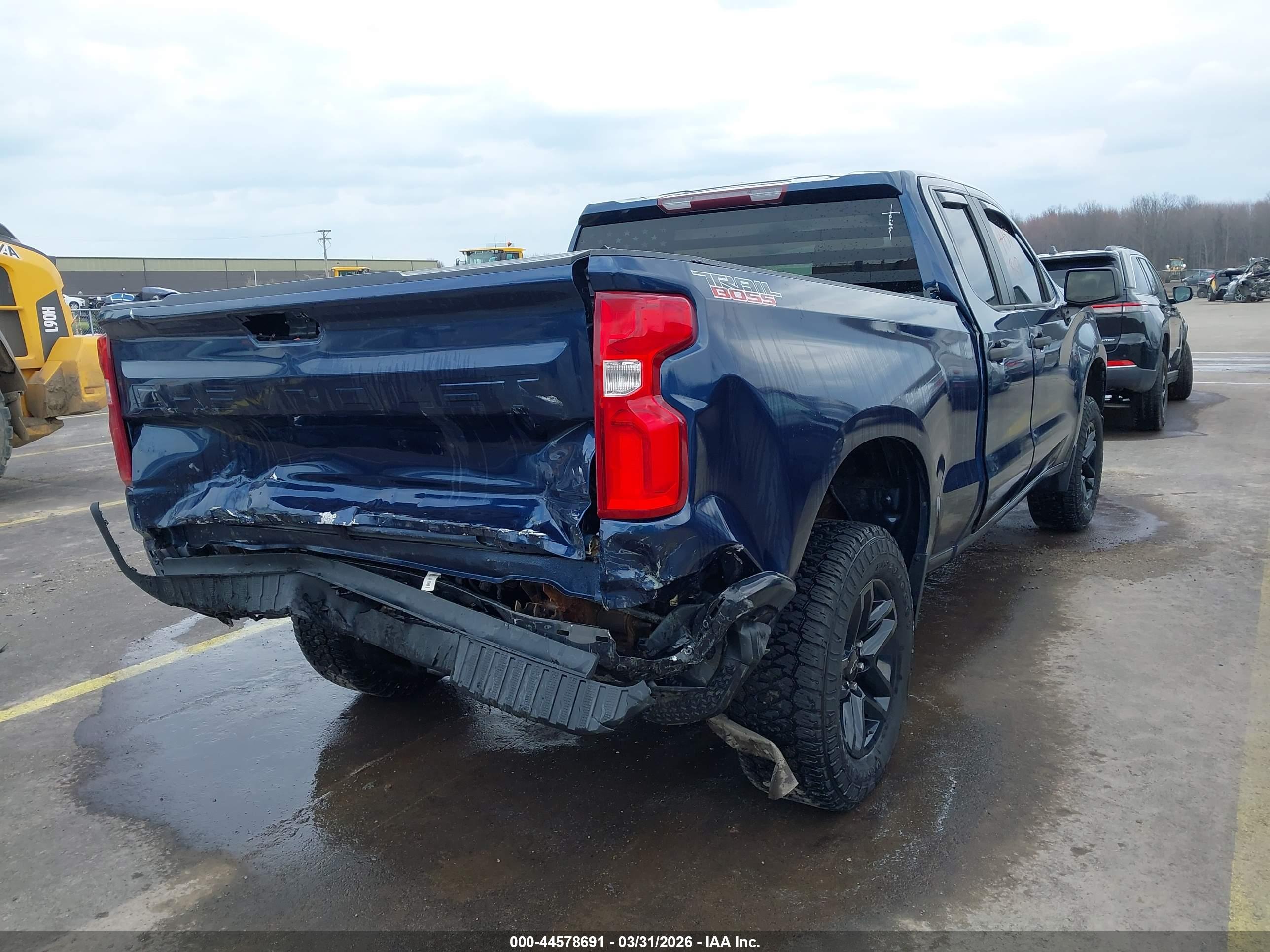 CHEVROLET SILVERADO image 4