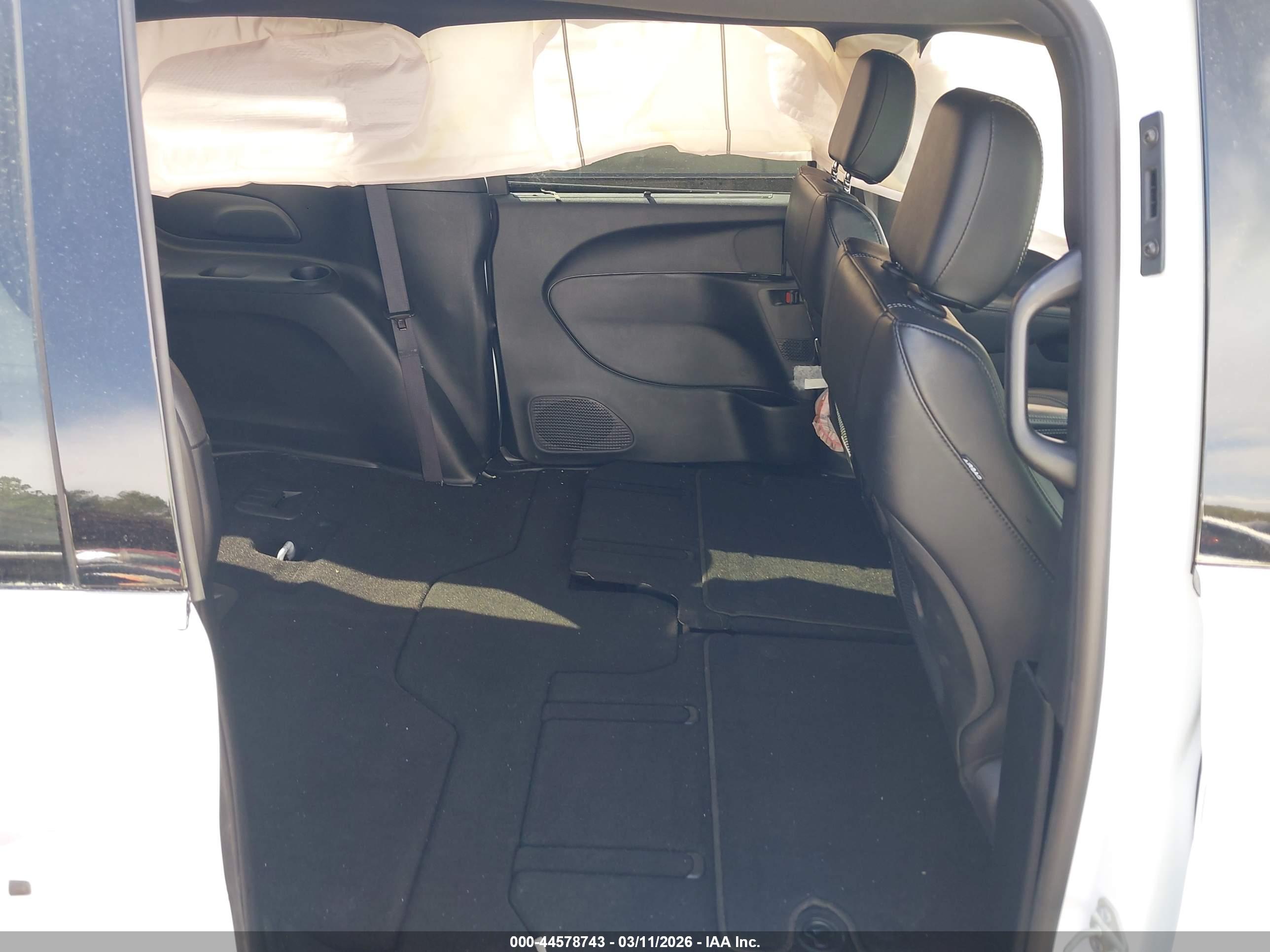 CHRYSLER PACIFICA image 8