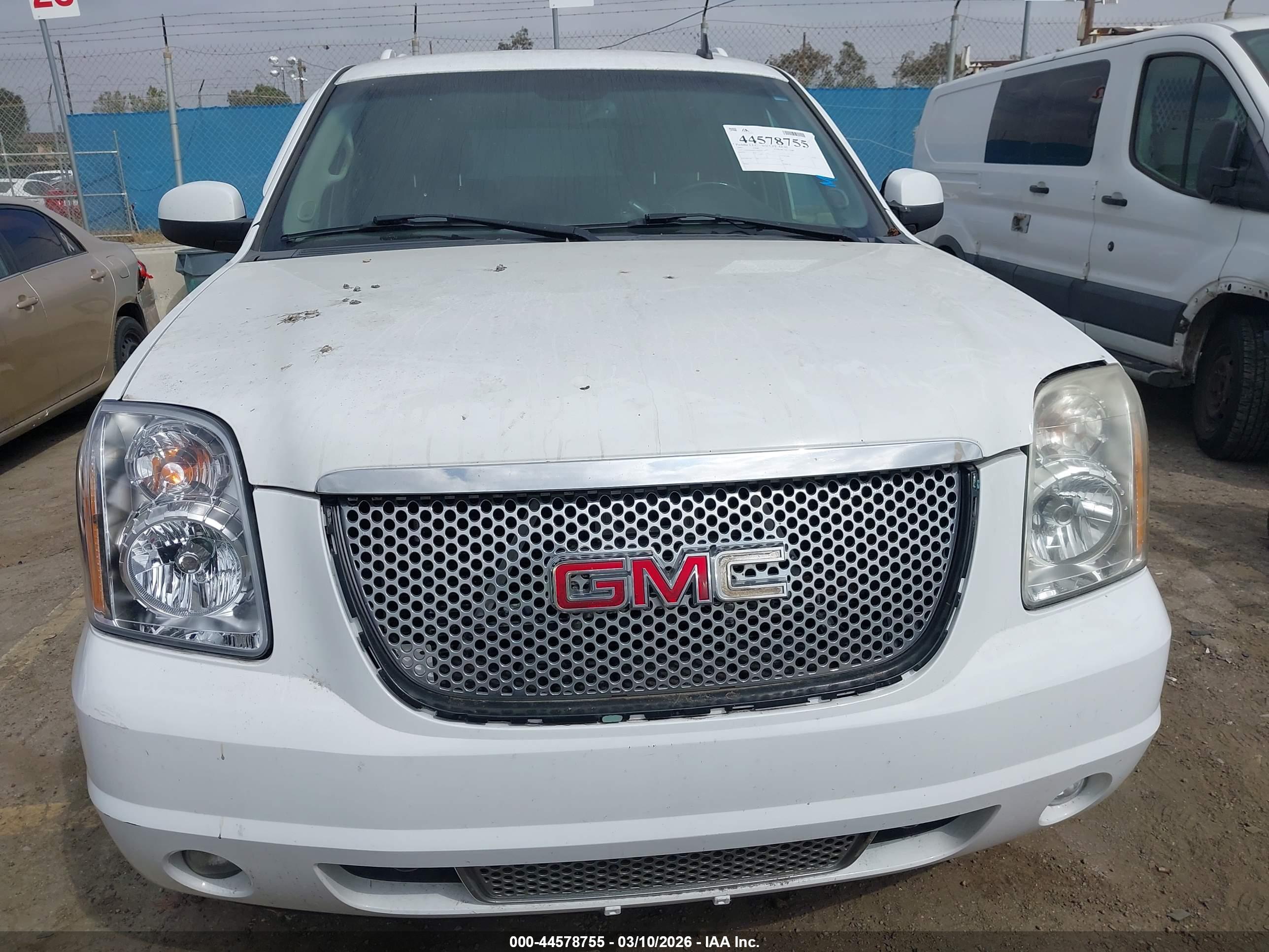 GMC YUKON image 6