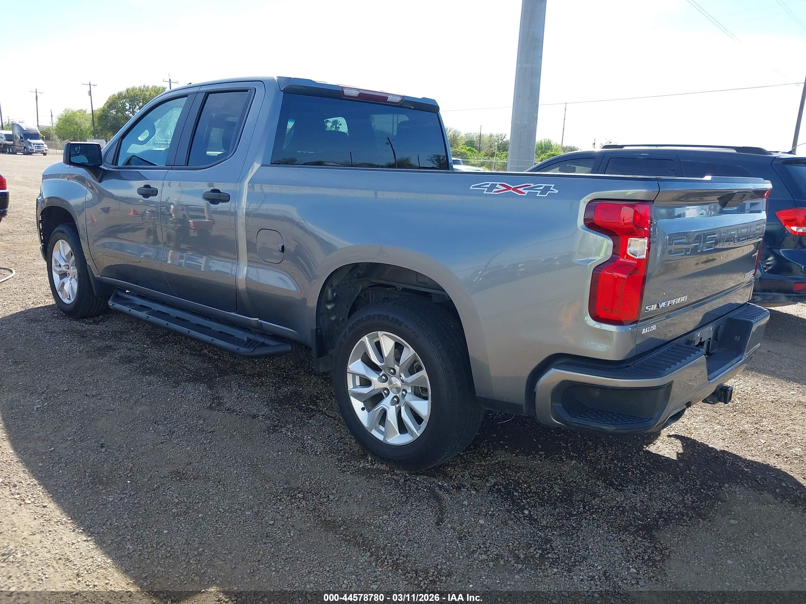 CHEVROLET SILVERADO image 3