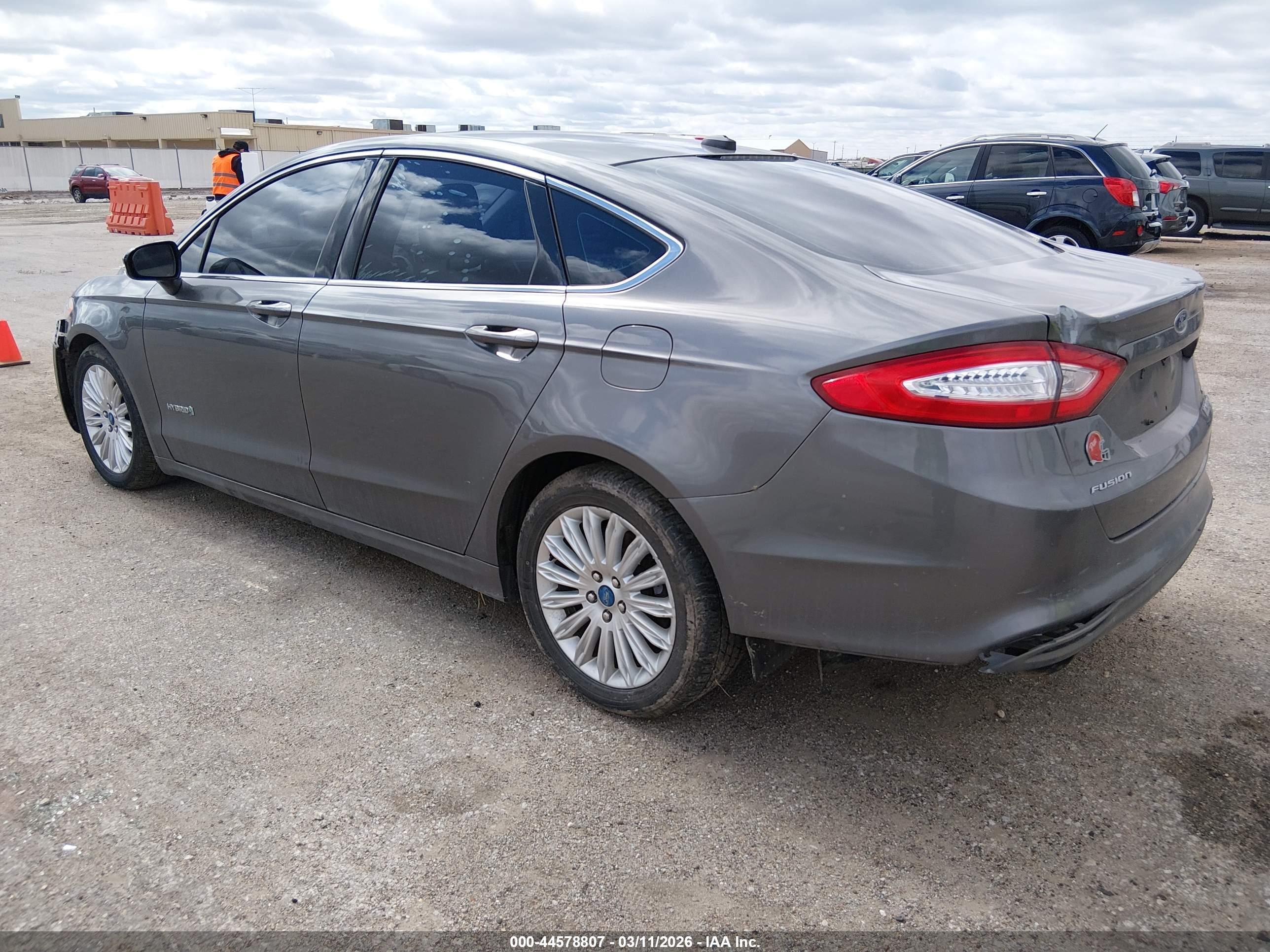 FORD FUSION image 3