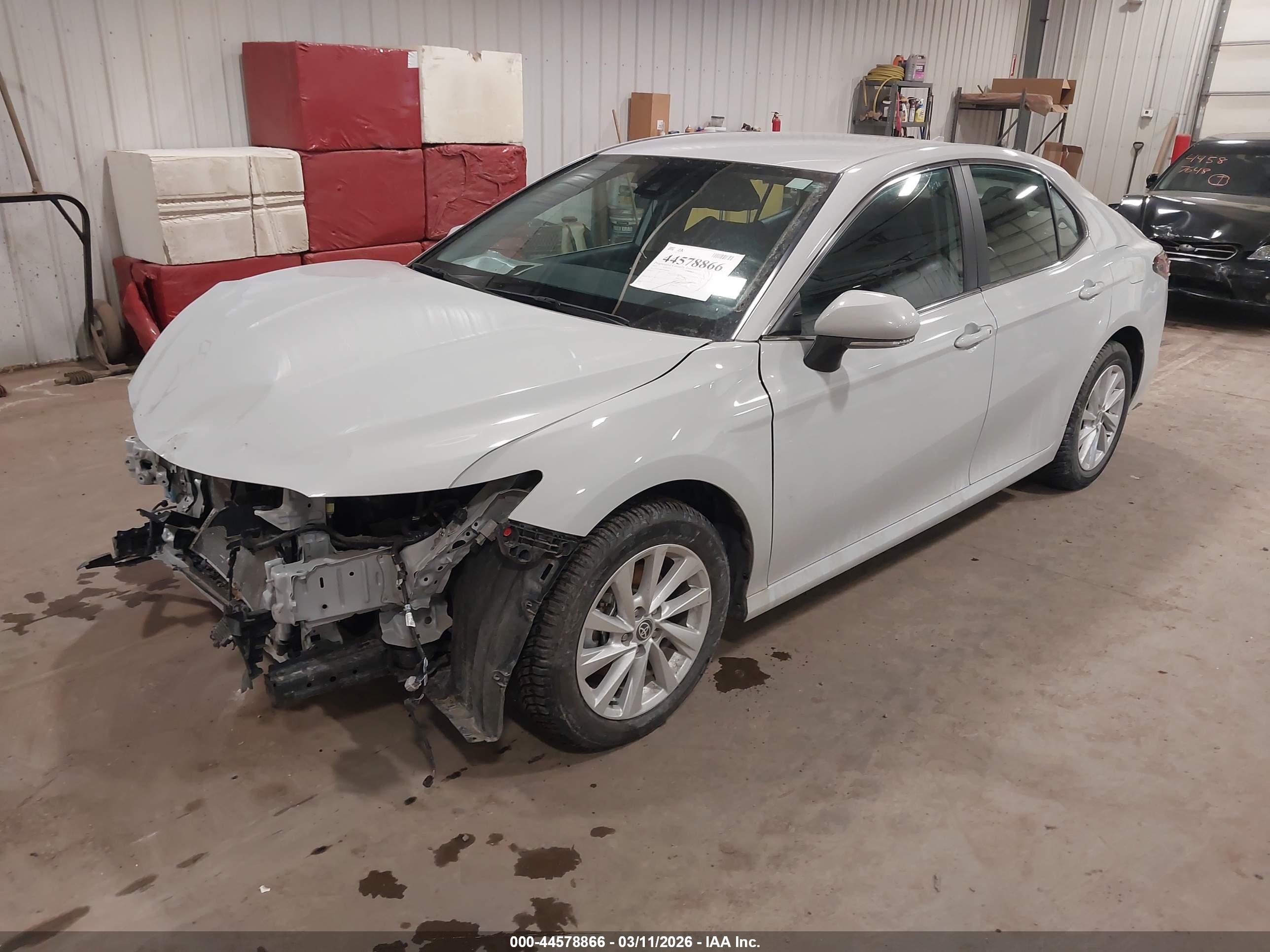 TOYOTA CAMRY image 2