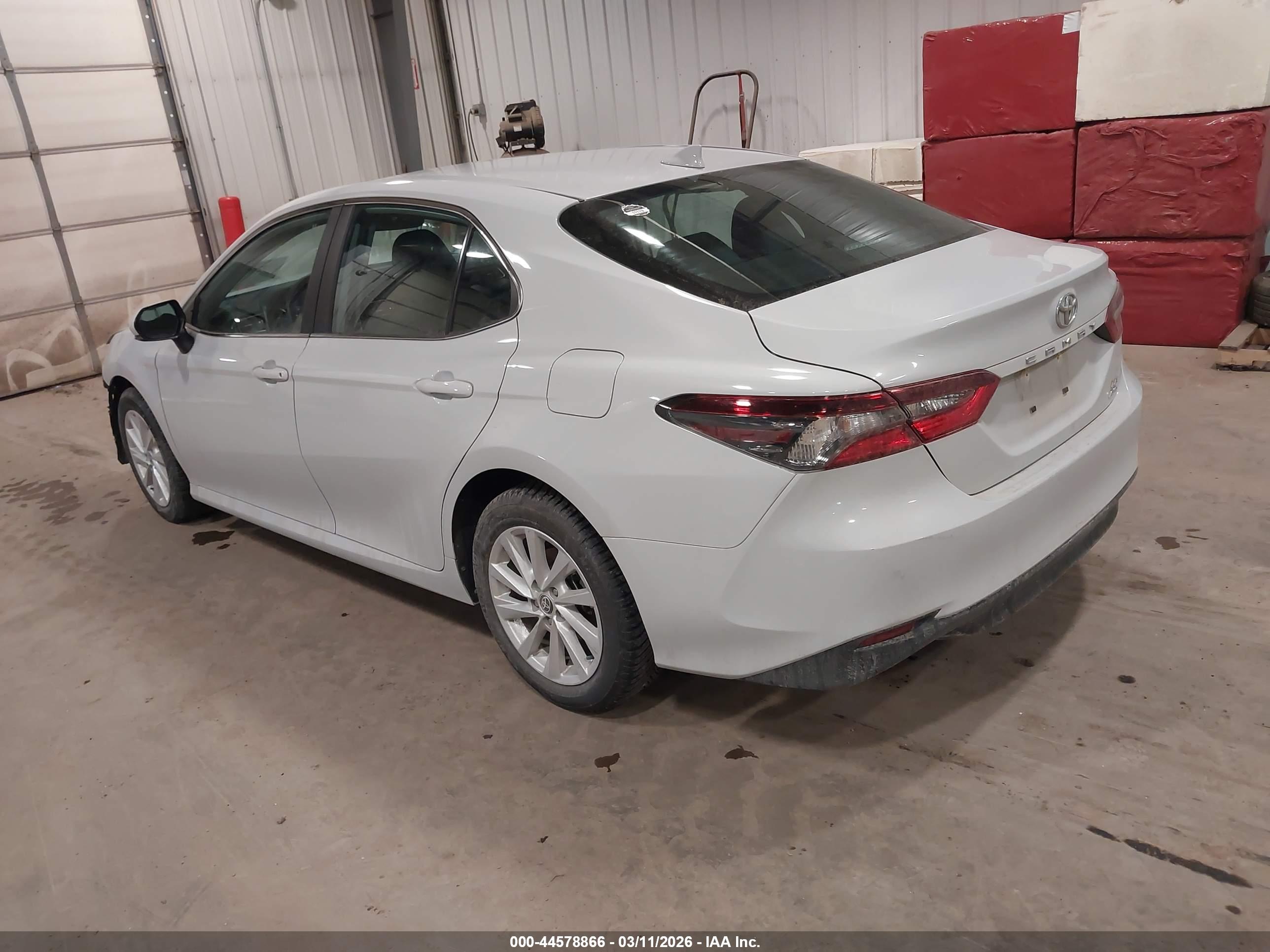 TOYOTA CAMRY image 3