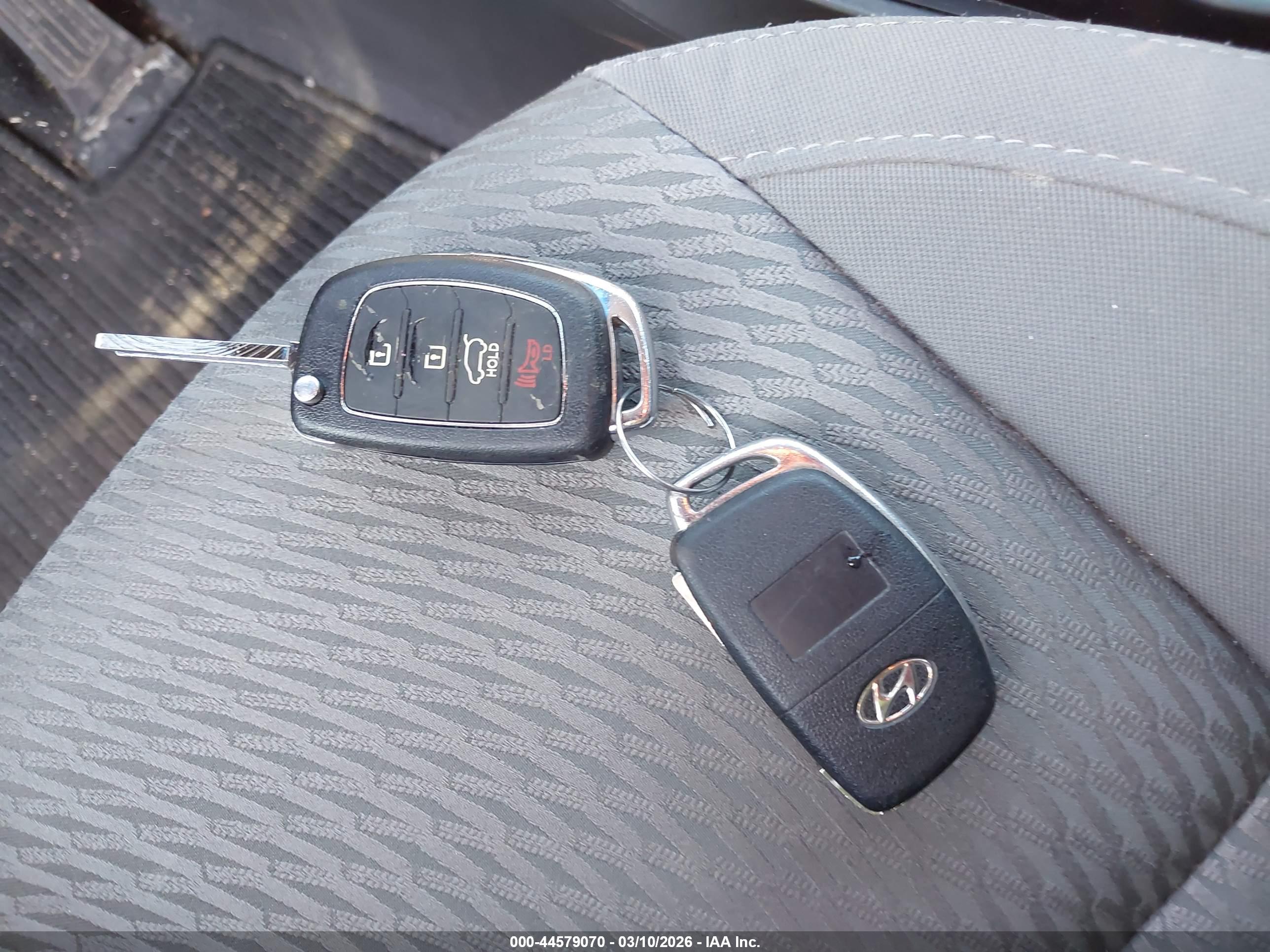 HYUNDAI SANTA image 11