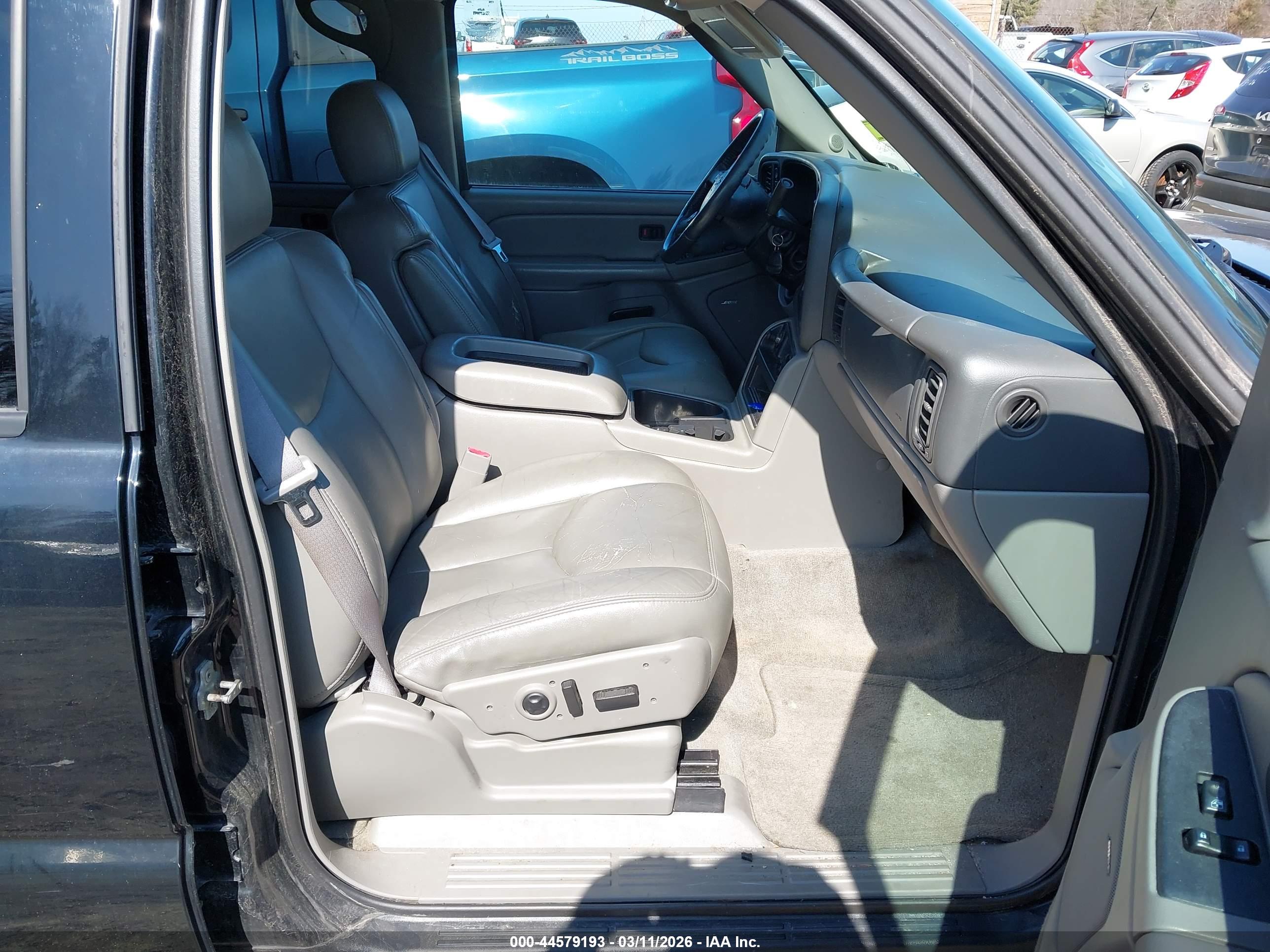 CHEVROLET SUBURBAN image 5