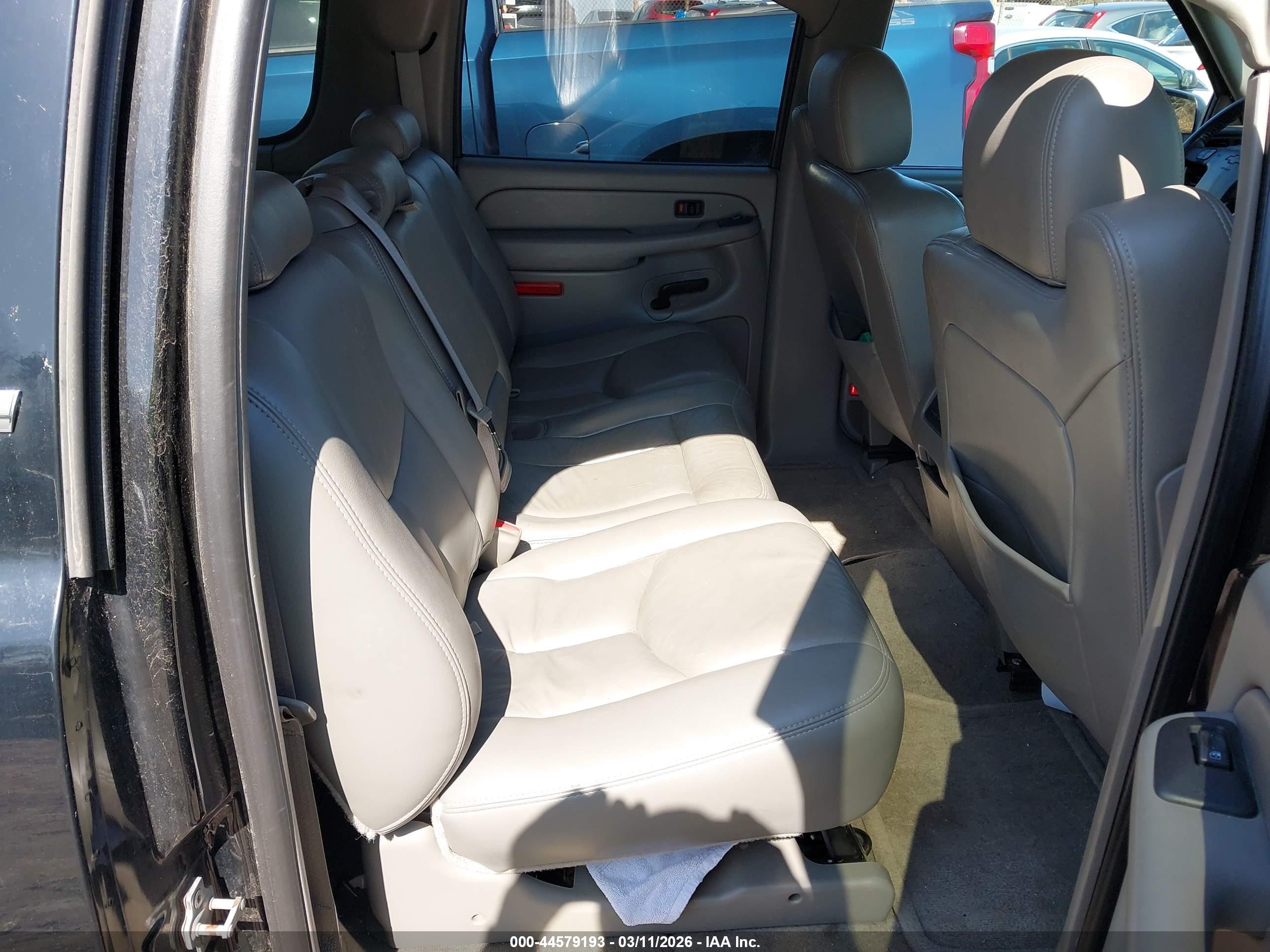 CHEVROLET SUBURBAN image 8
