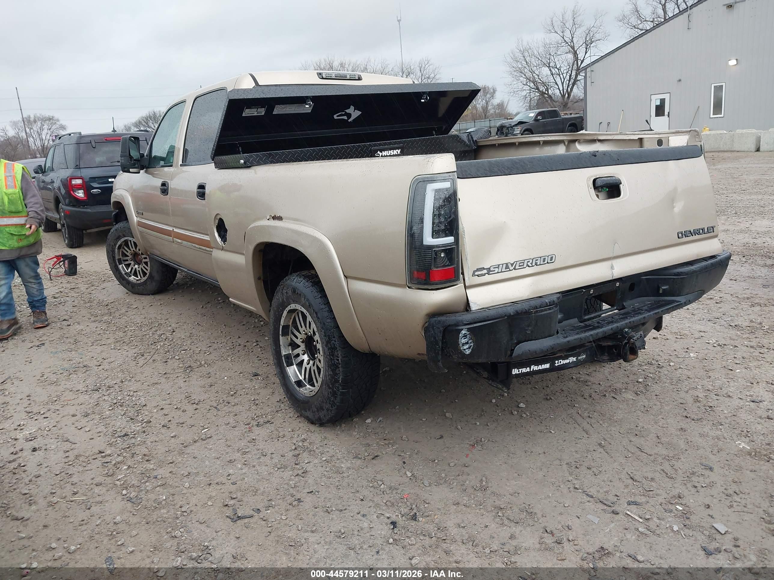 CHEVROLET SILVERADO image 3