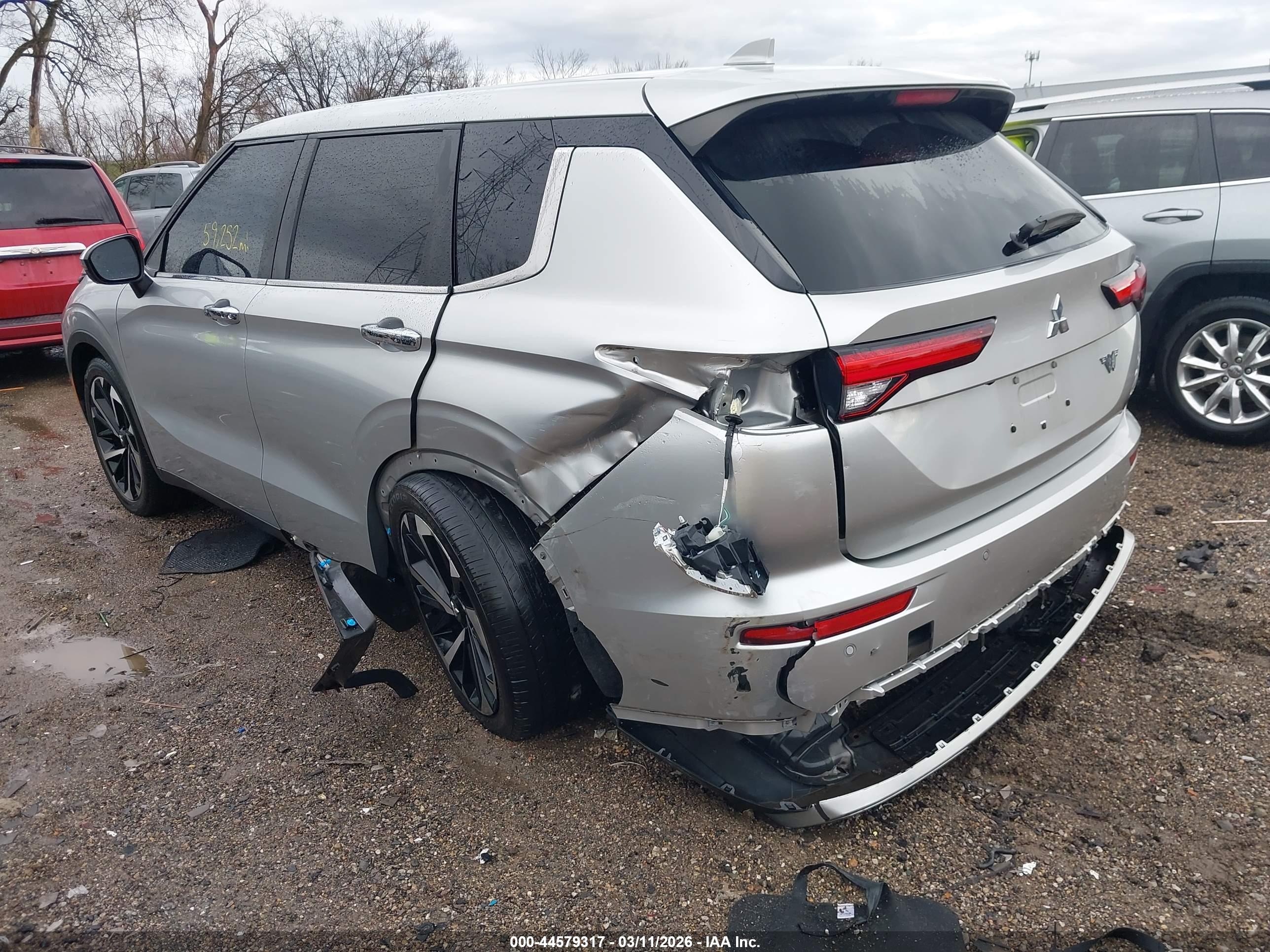 MITSUBISHI OUTLANDER image 6