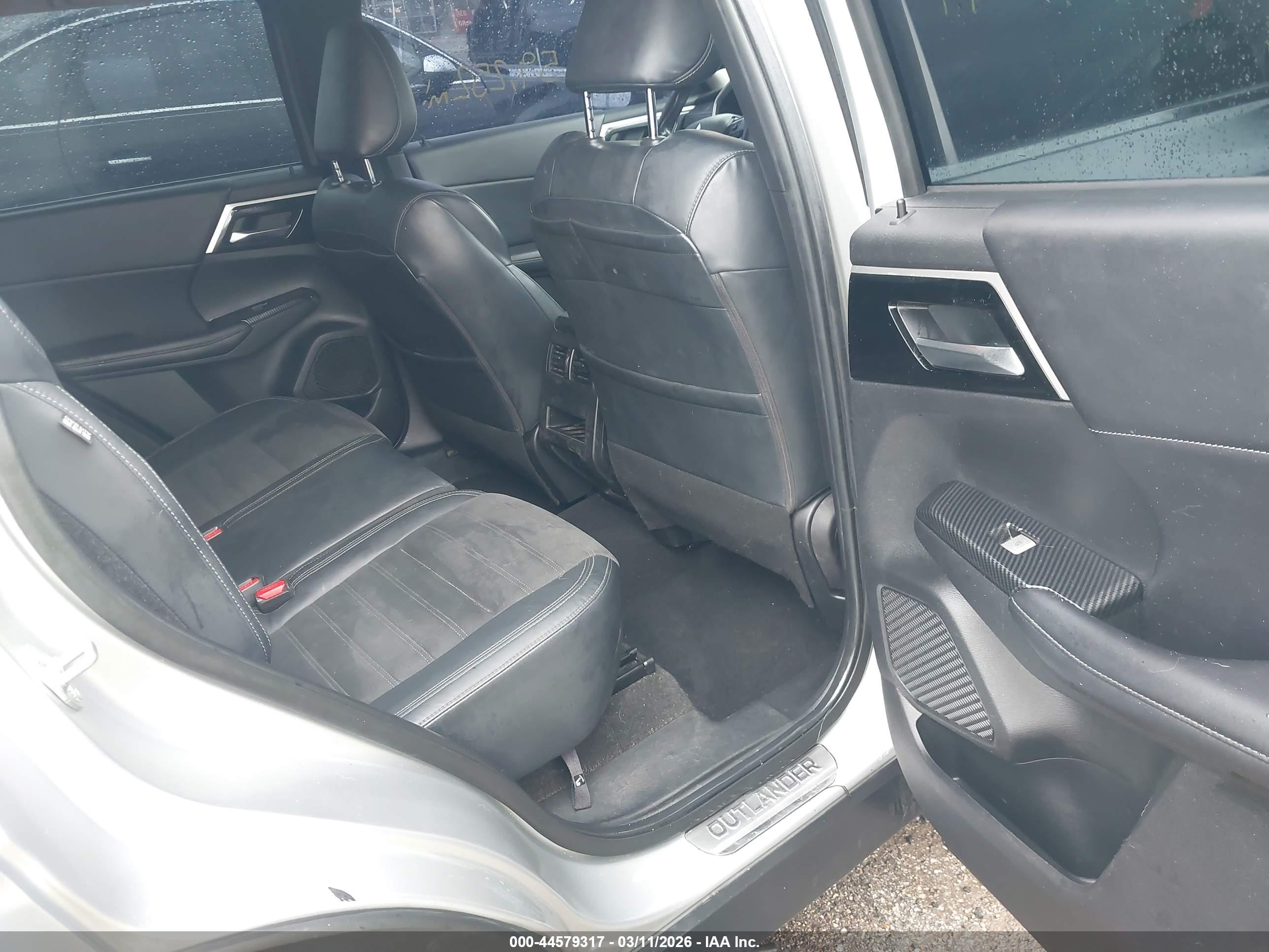 MITSUBISHI OUTLANDER image 8