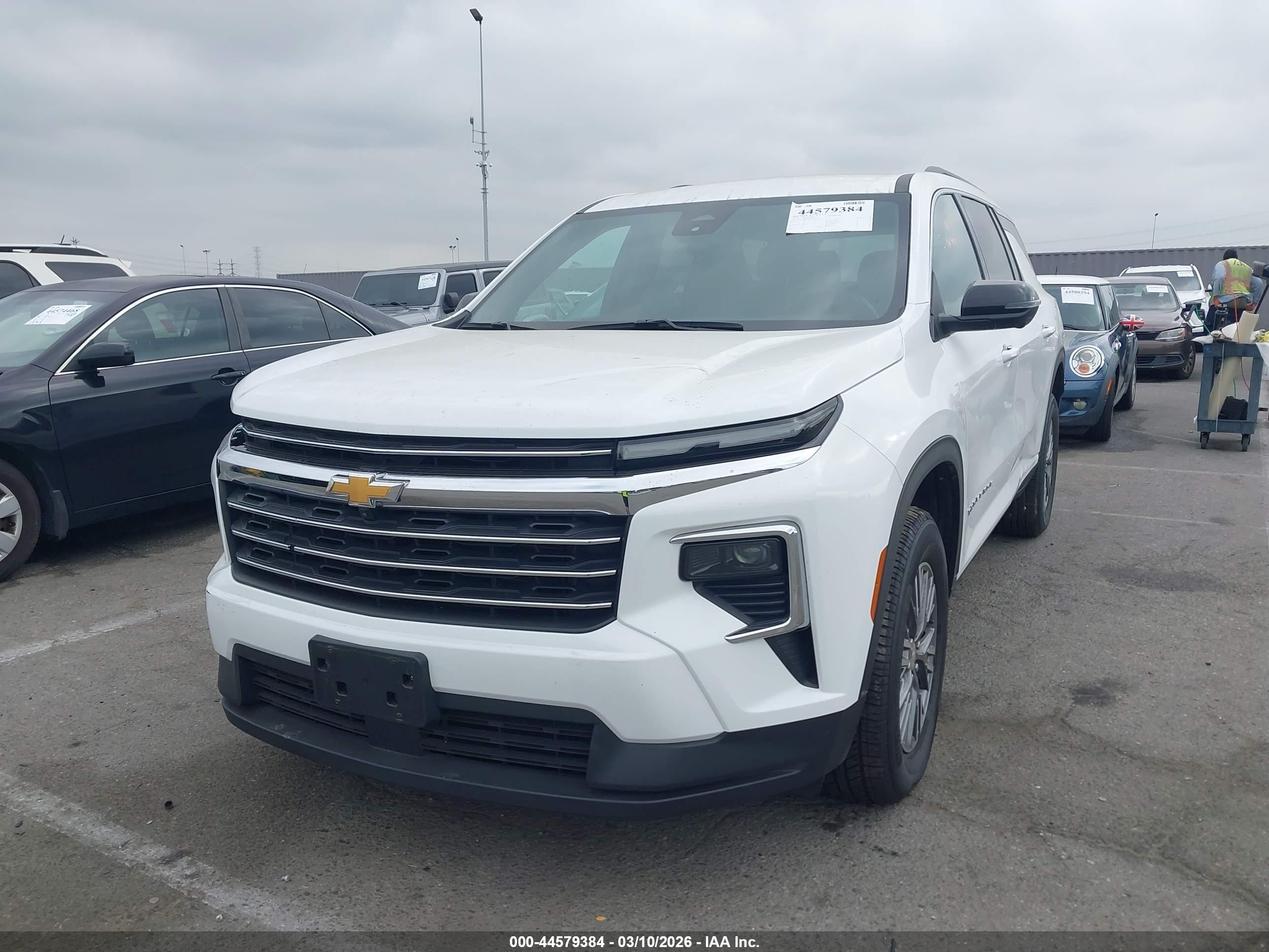 CHEVROLET TRAVERSE image 2