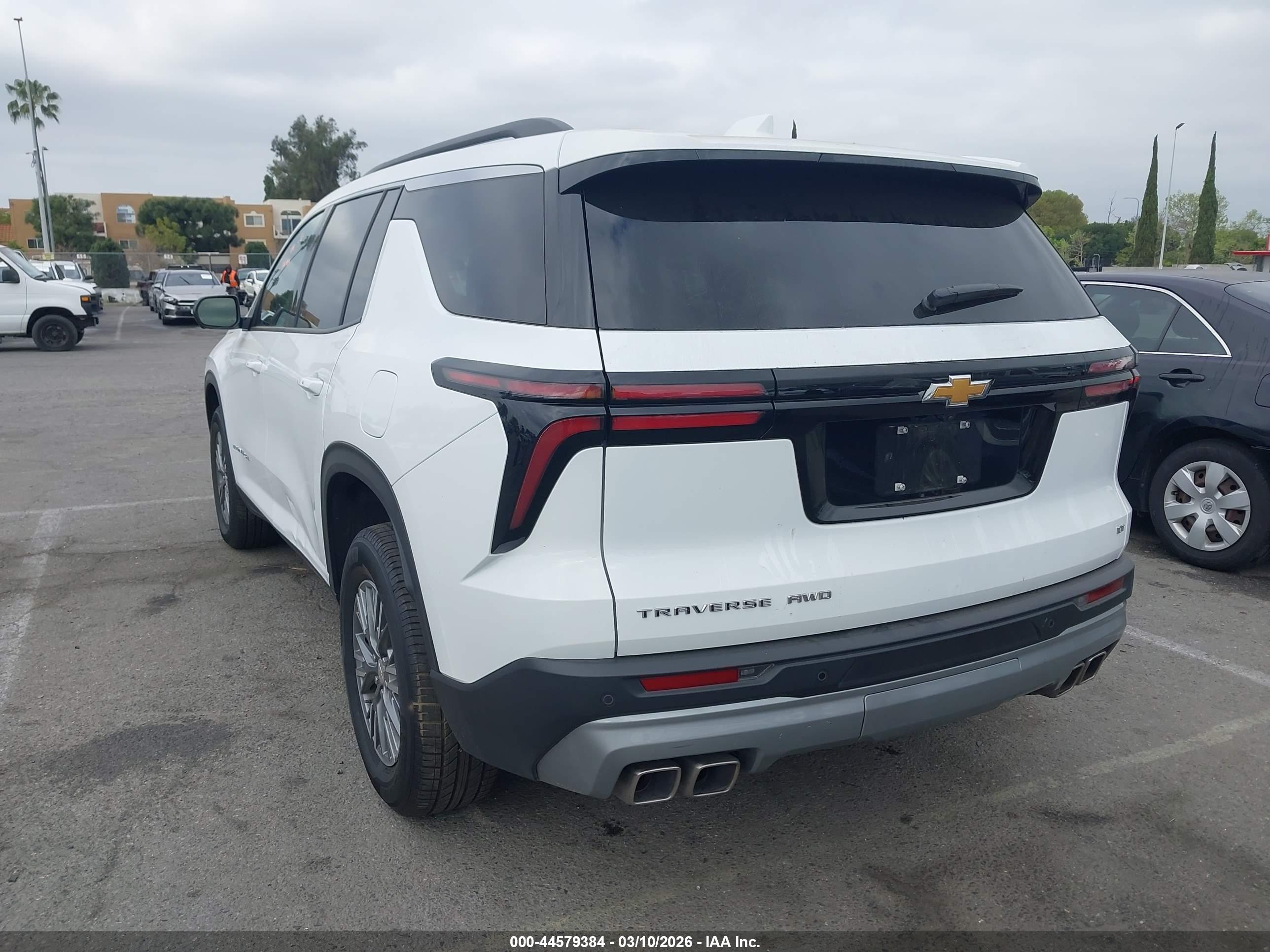 CHEVROLET TRAVERSE image 3