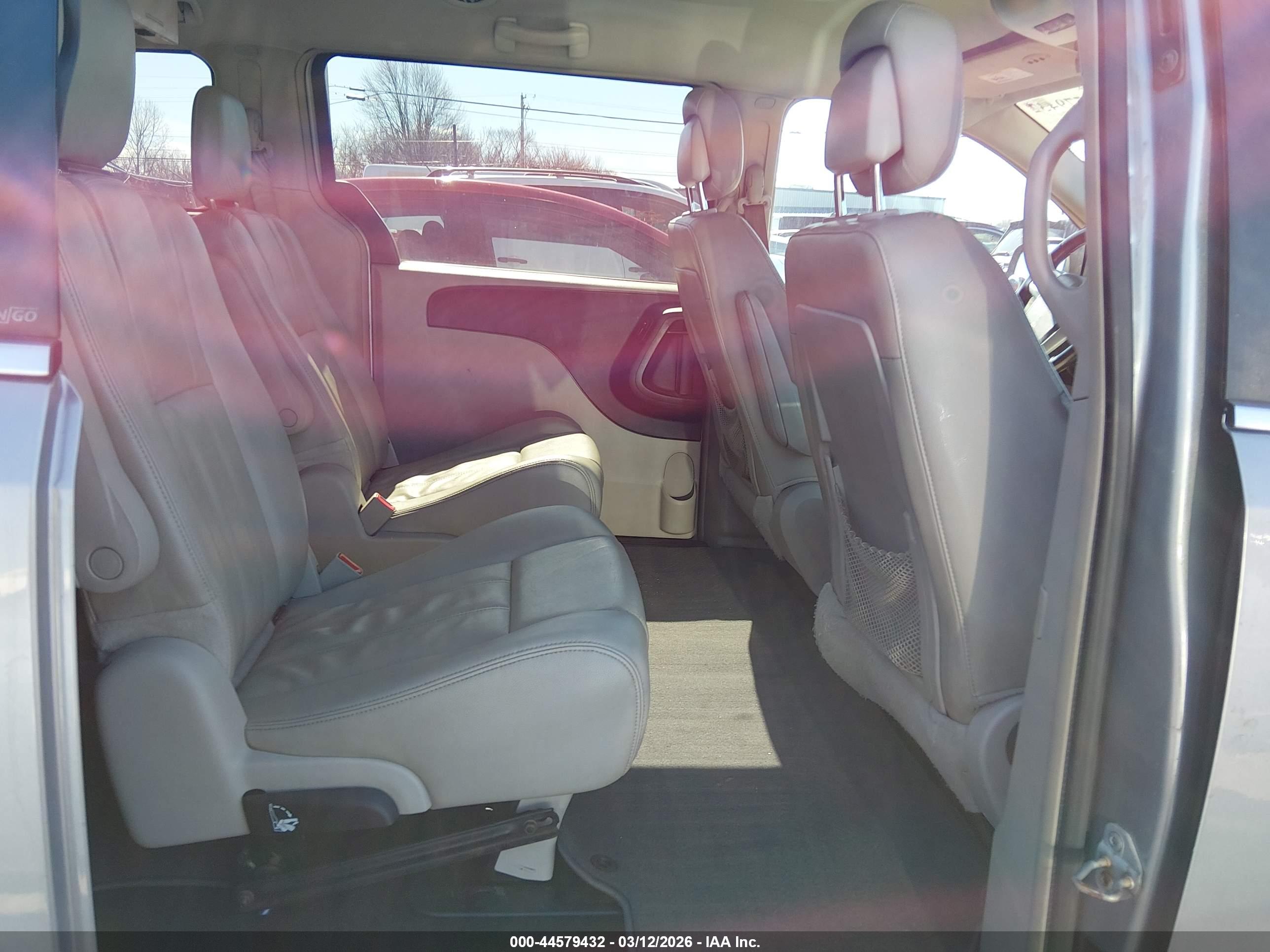 CHRYSLER TOWN image 8