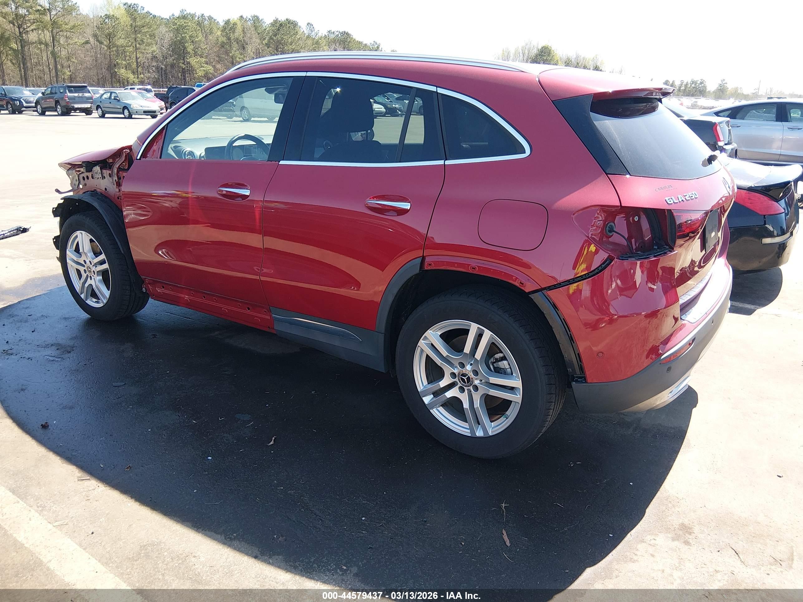 MERCEDES-BENZ GLA image 3