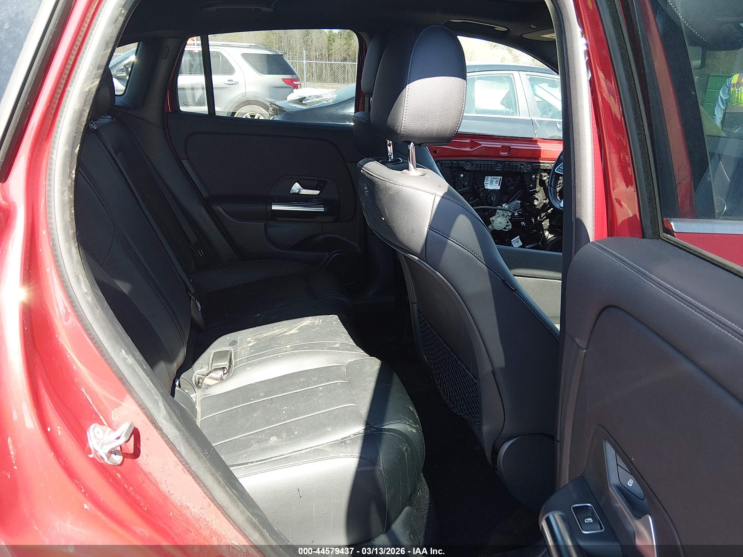 MERCEDES-BENZ GLA image 8