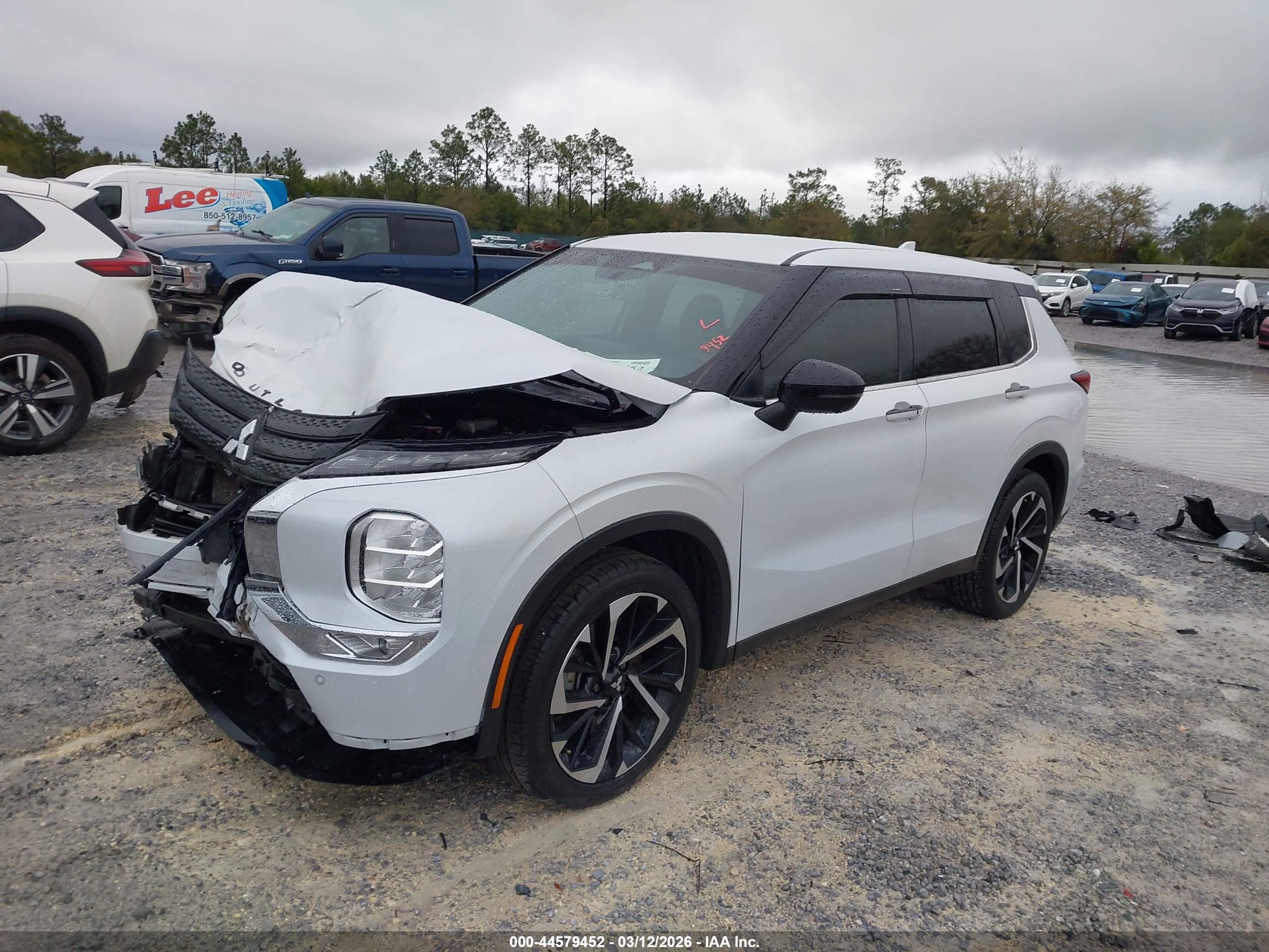 MITSUBISHI OUTLANDER image 2