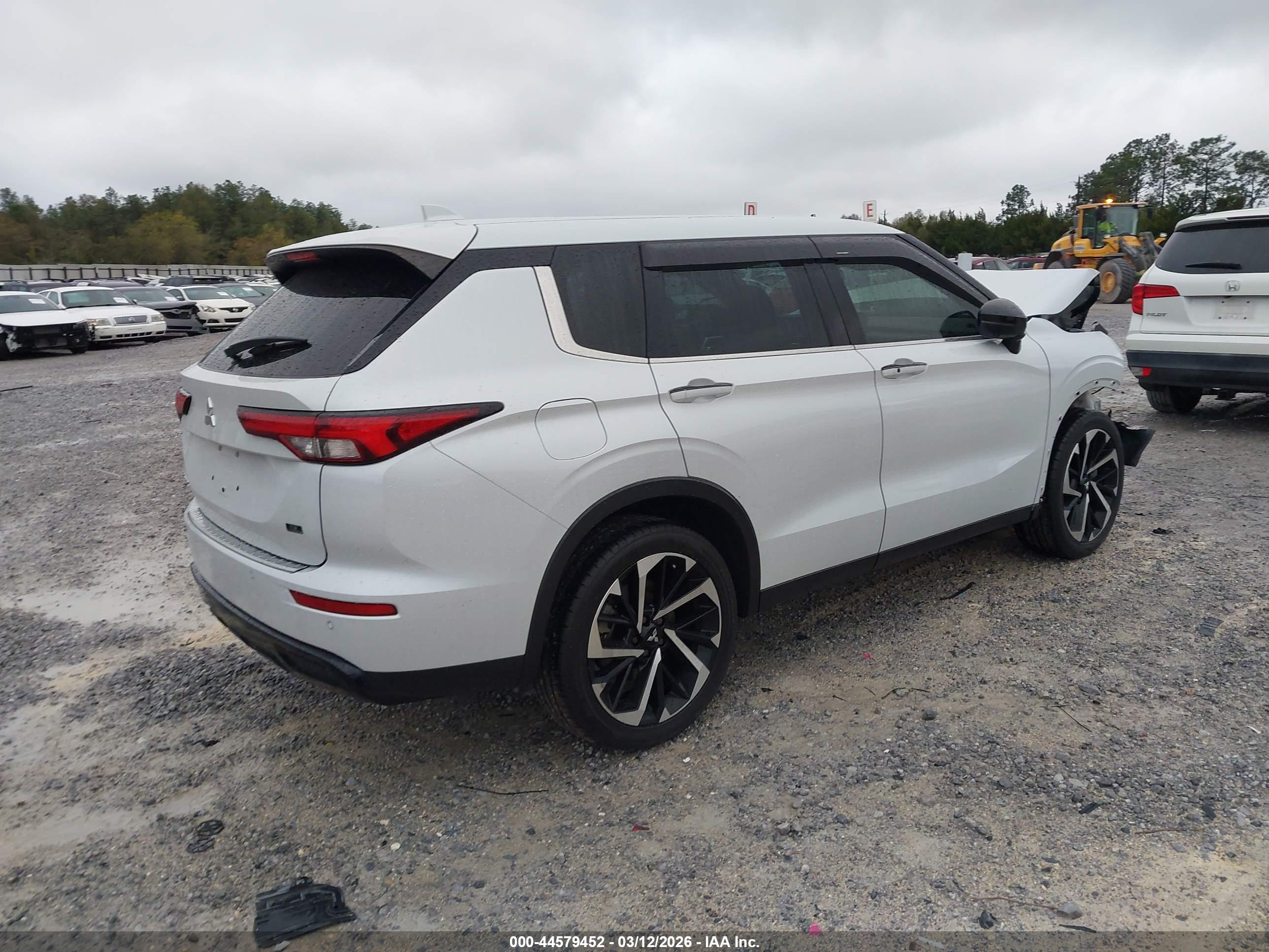 MITSUBISHI OUTLANDER image 4
