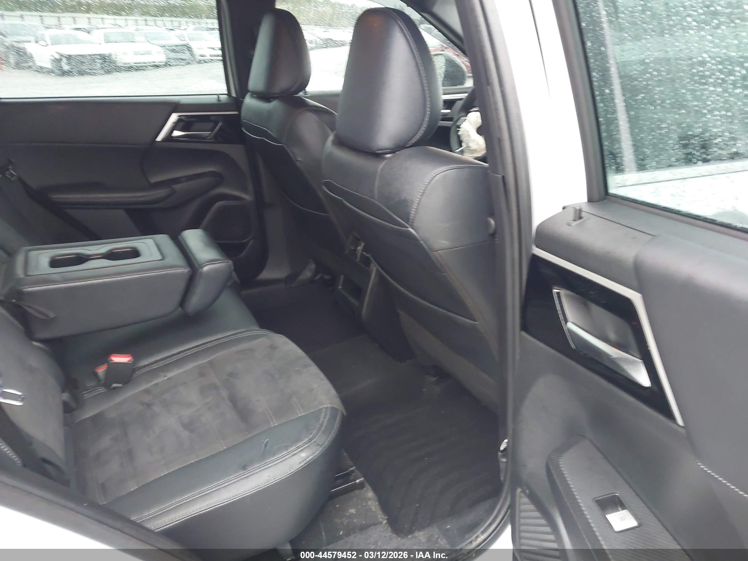 MITSUBISHI OUTLANDER image 8