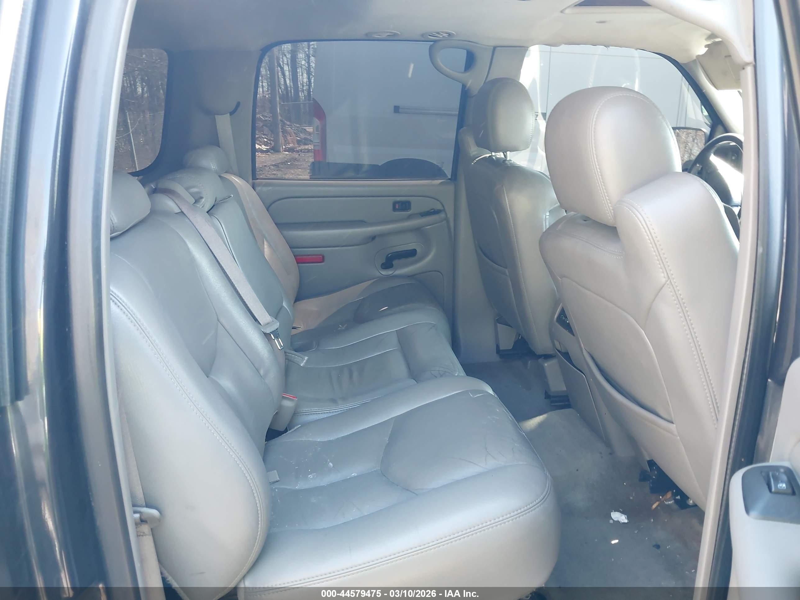 CHEVROLET SUBURBAN image 8