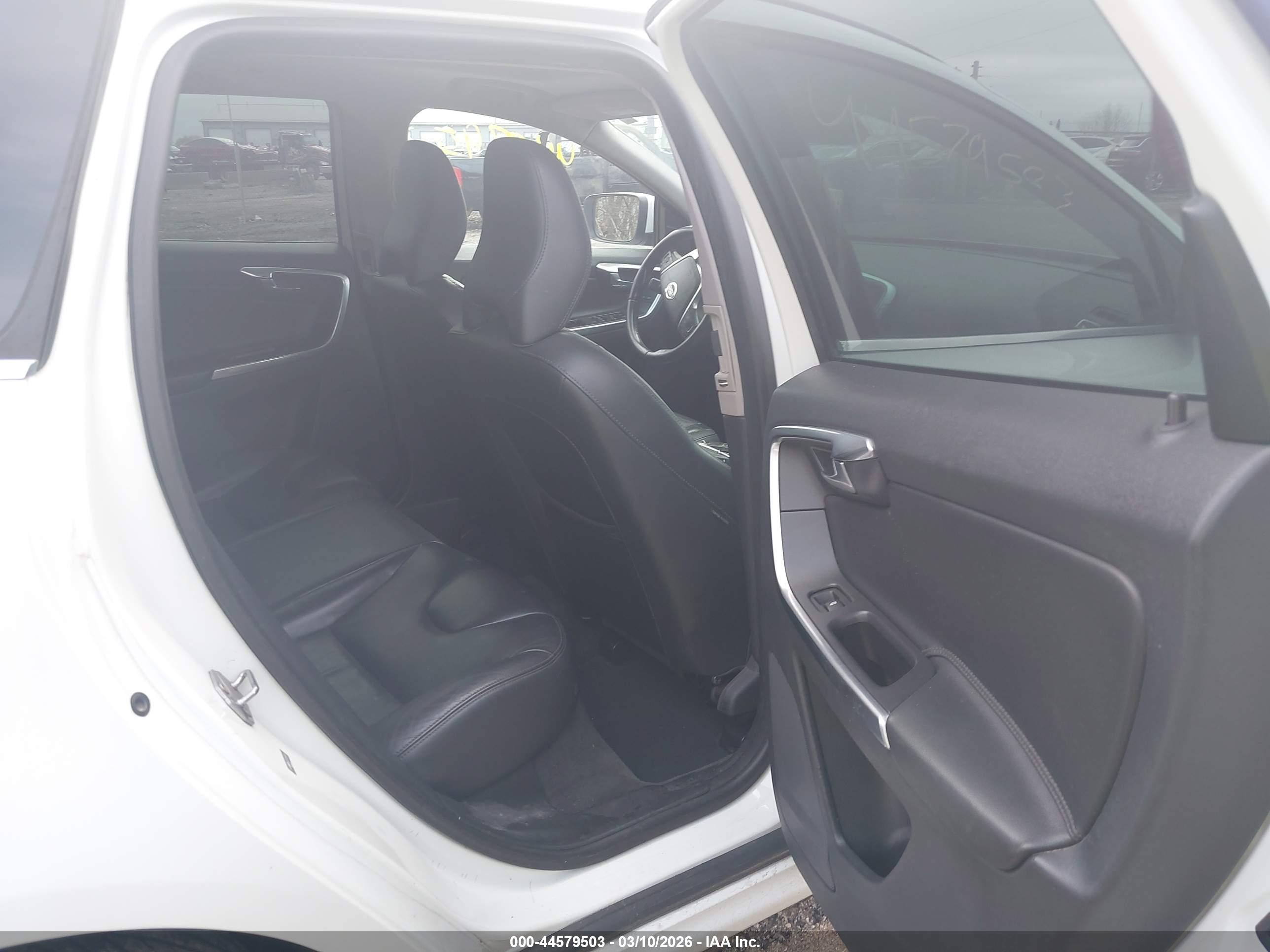 VOLVO XC60 image 8
