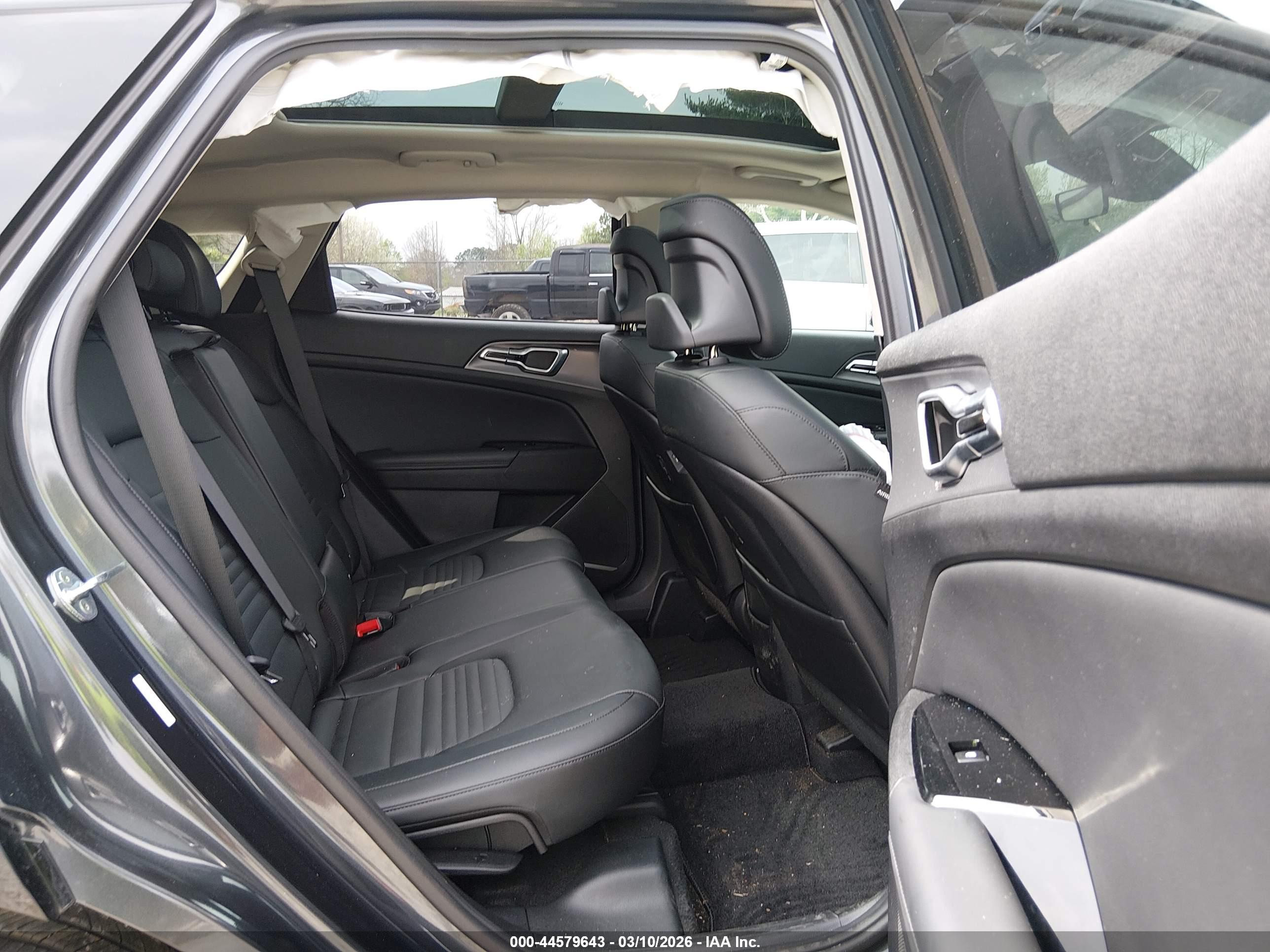 KIA SPORTAGE image 8