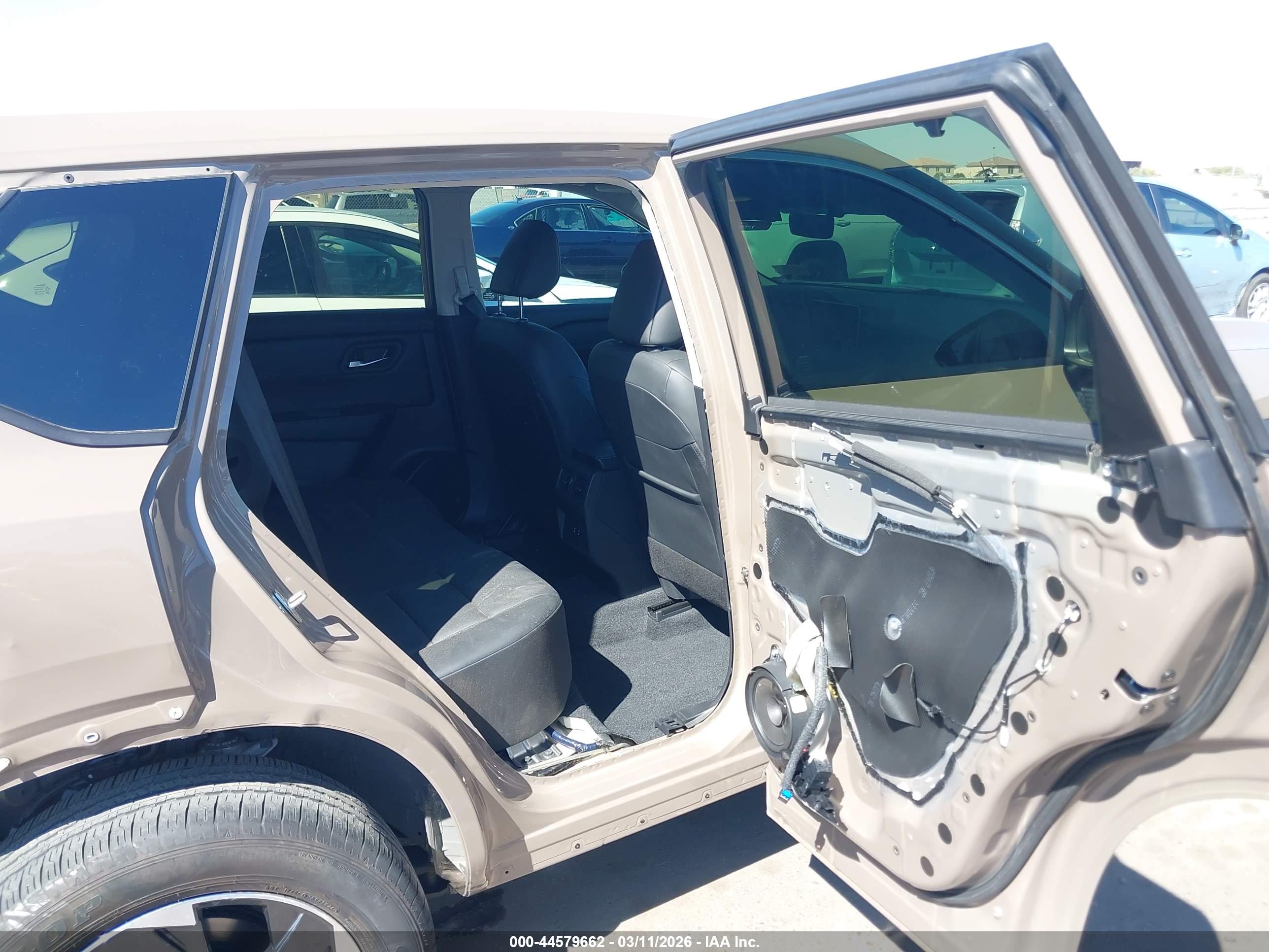 NISSAN ROGUE image 8