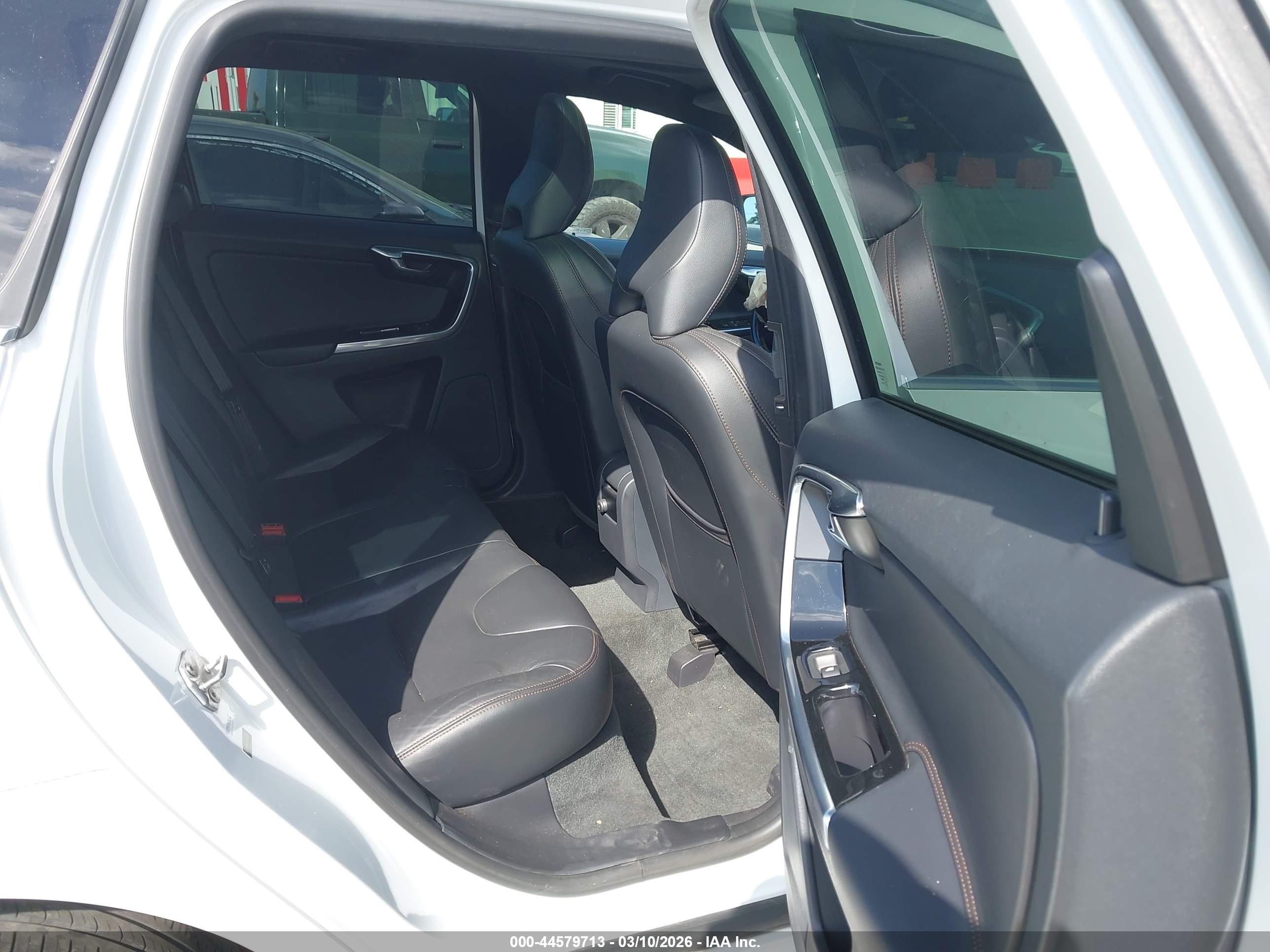 VOLVO XC60 image 8