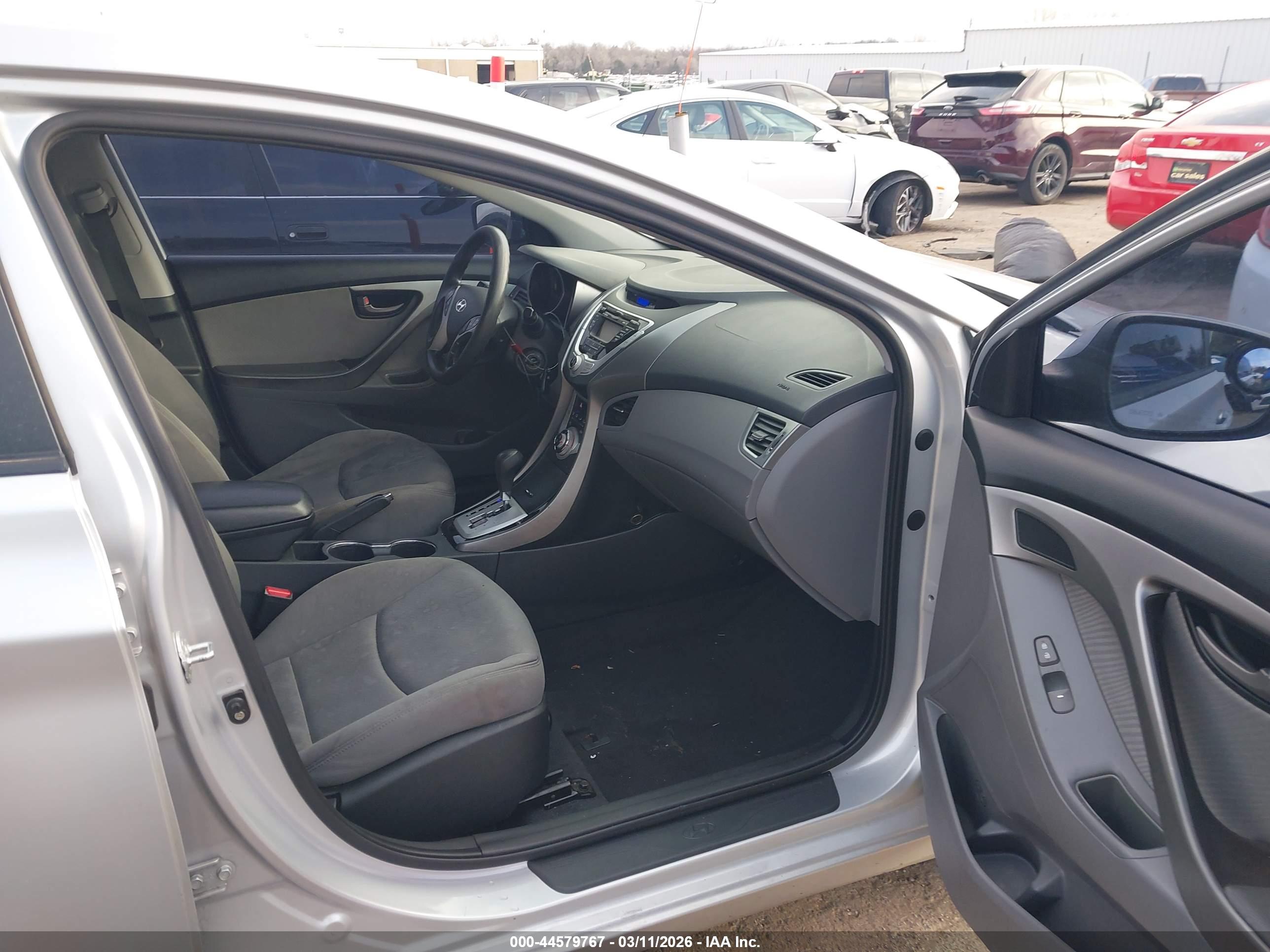 HYUNDAI ELANTRA image 5