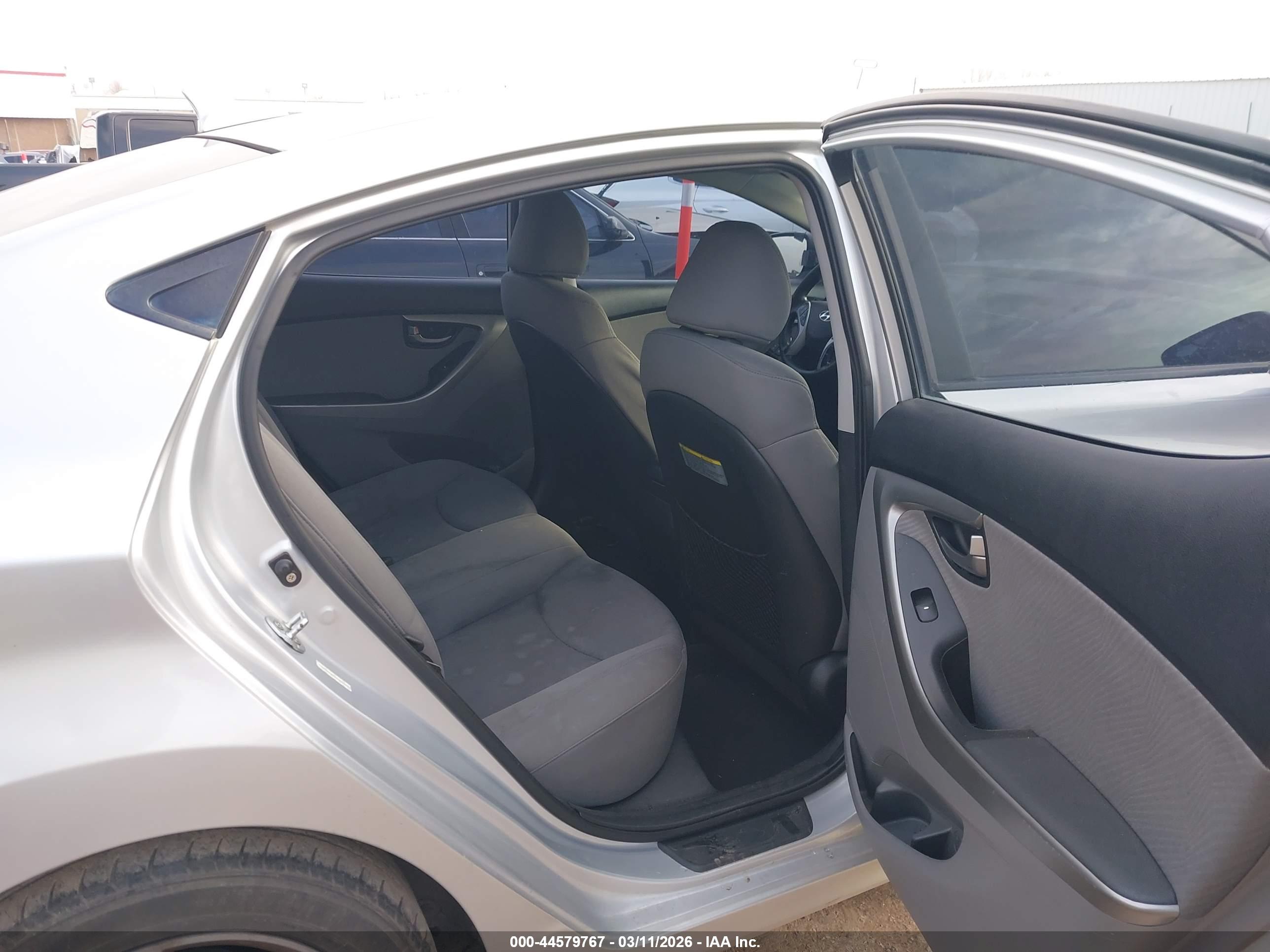 HYUNDAI ELANTRA image 8