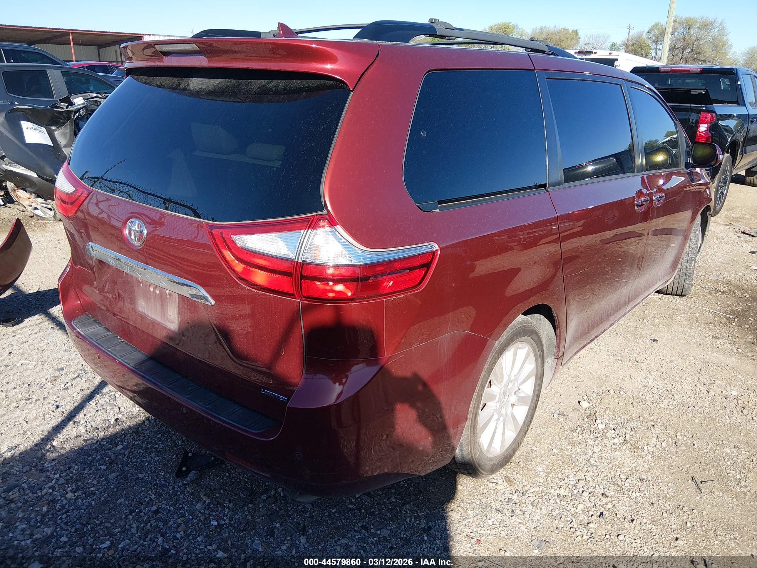 TOYOTA SIENNA image 4