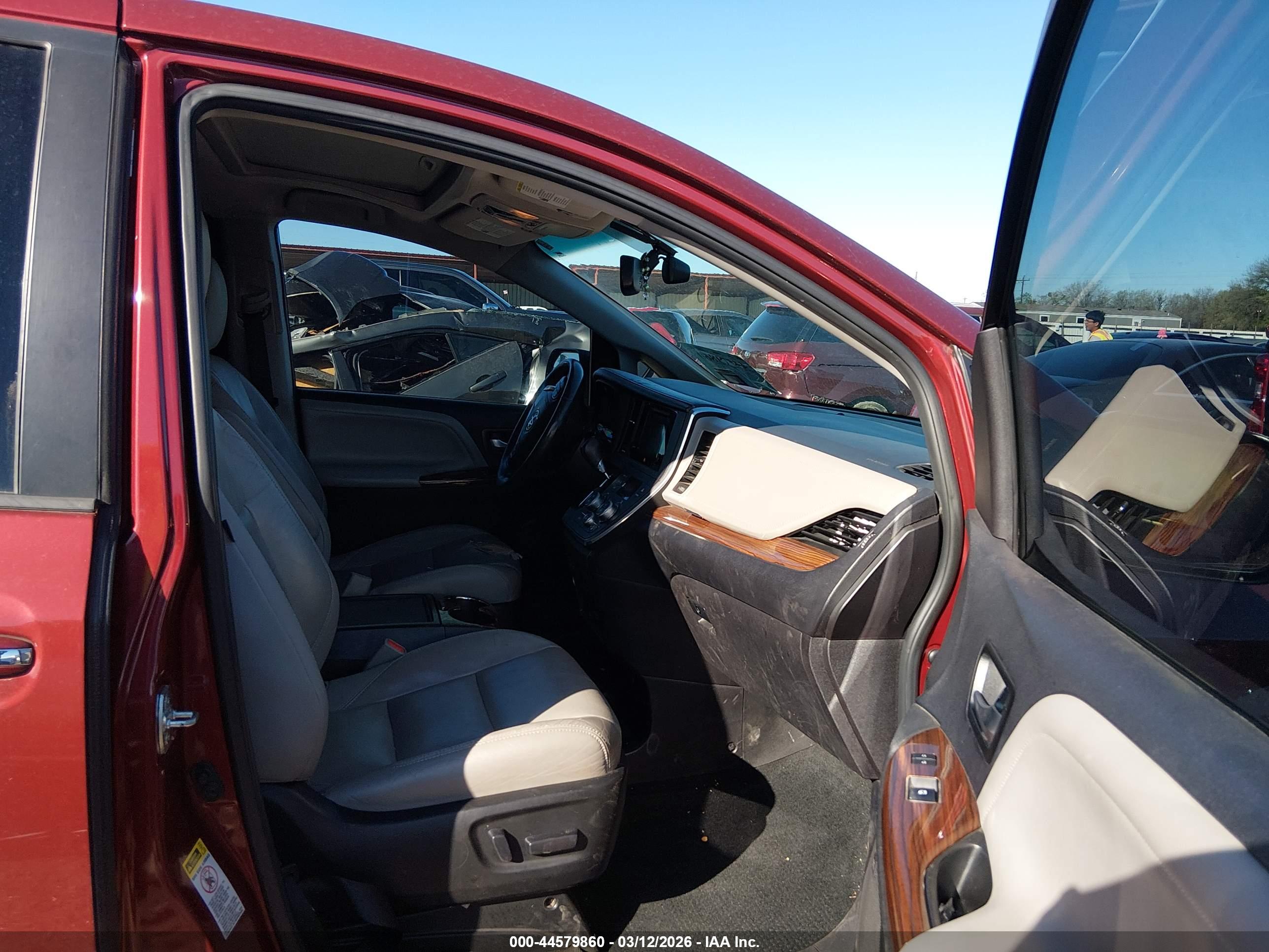 TOYOTA SIENNA image 5