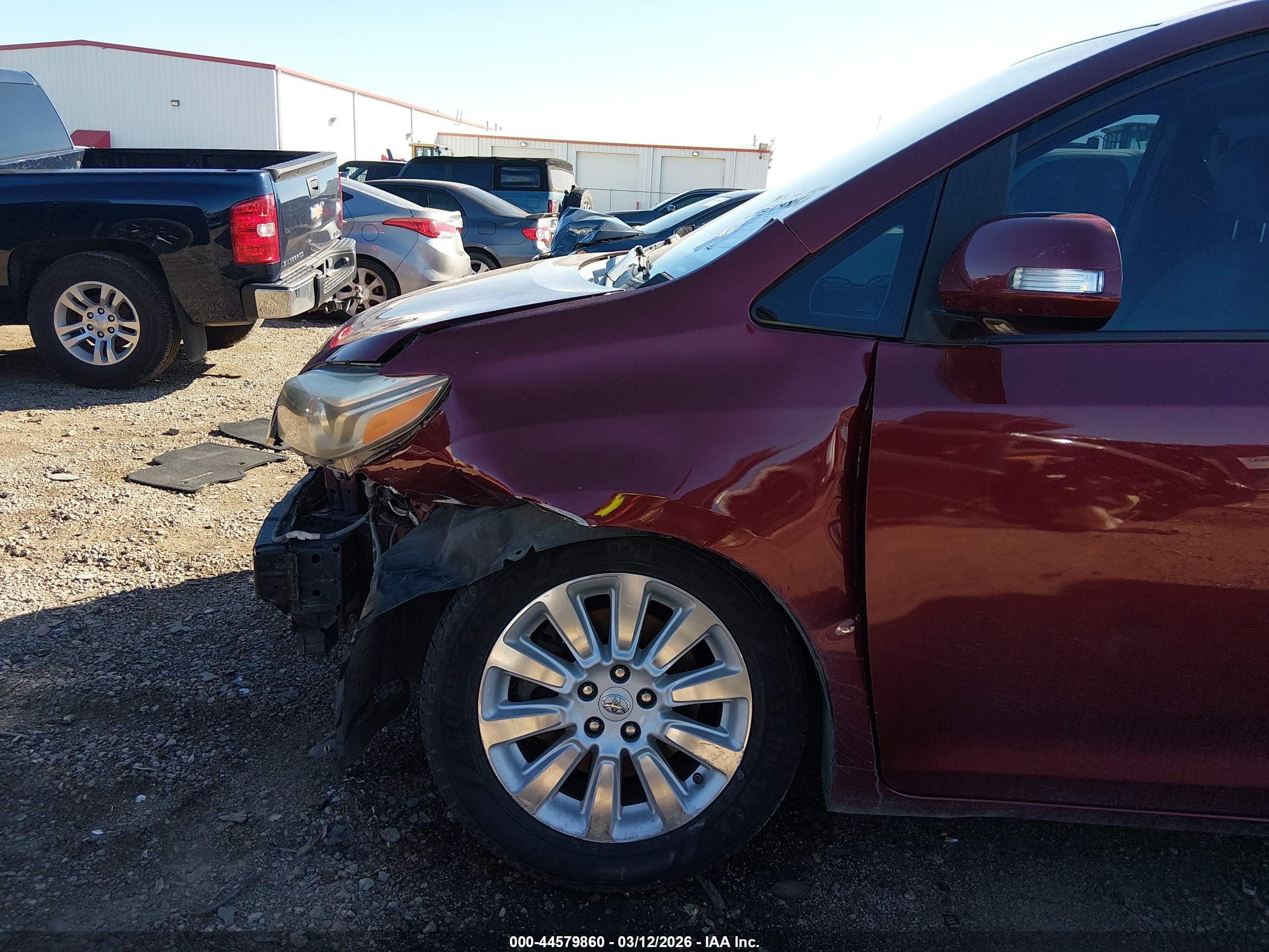 TOYOTA SIENNA image 6