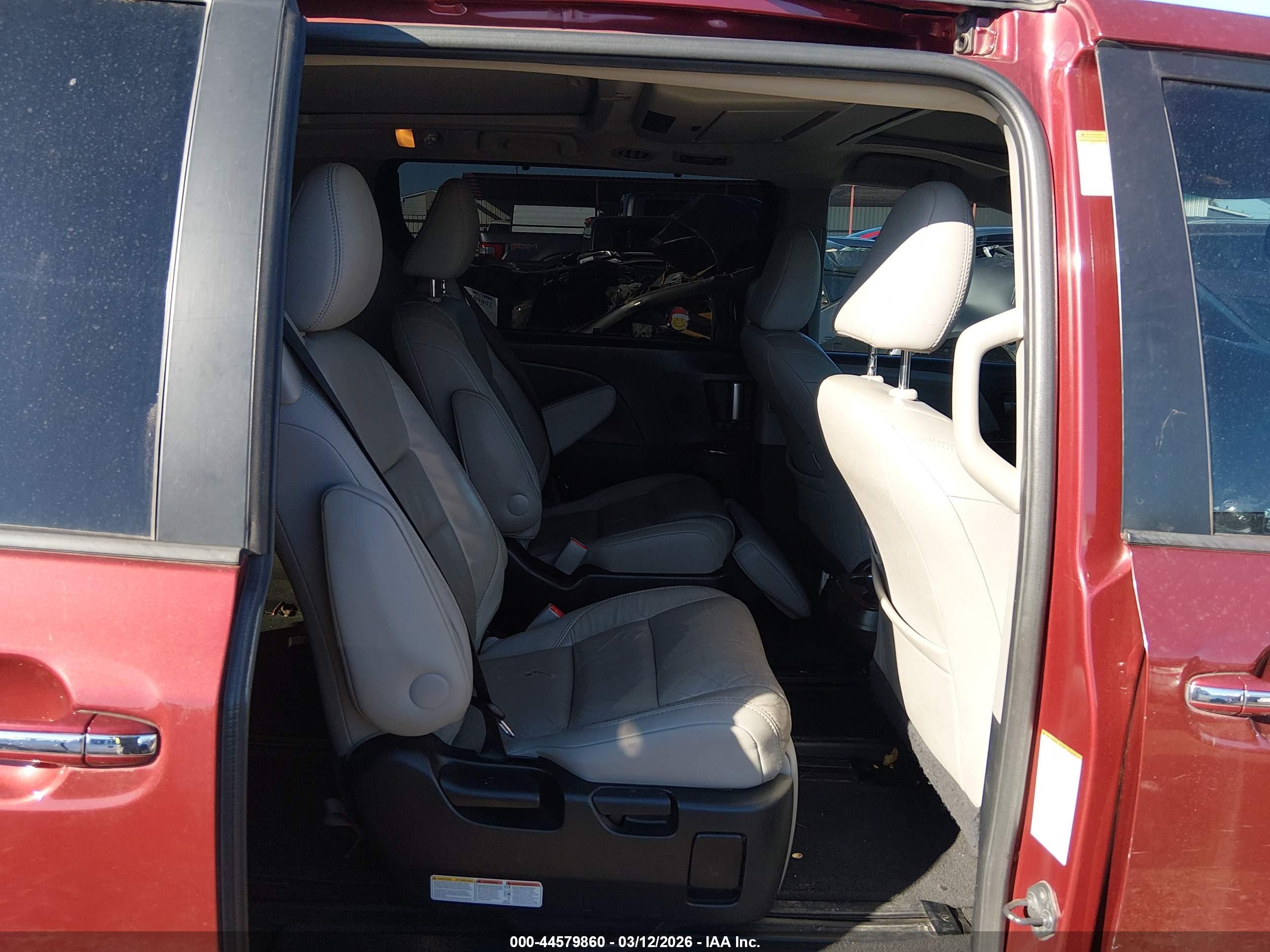 TOYOTA SIENNA image 8