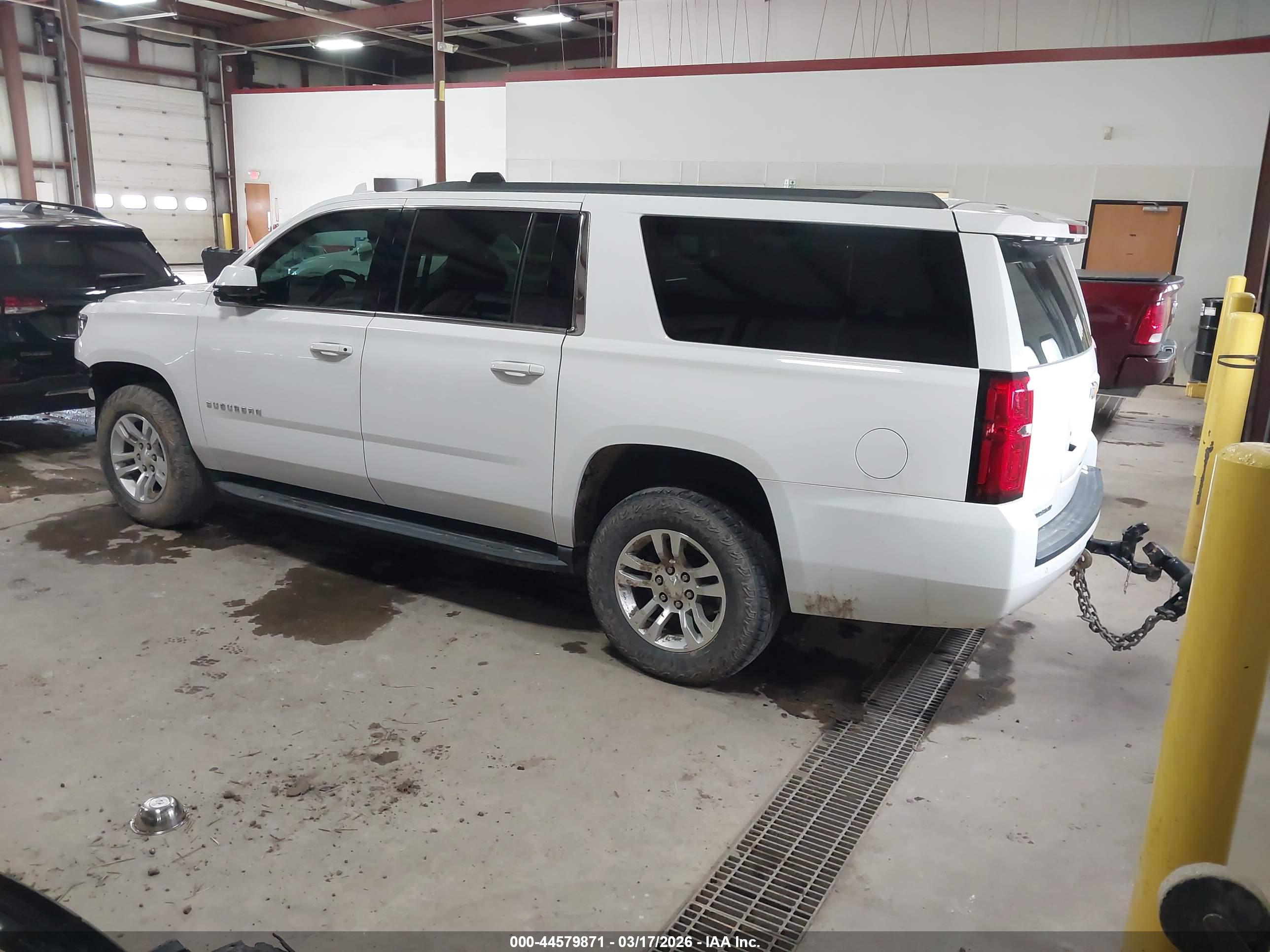 CHEVROLET SUBURBAN image 3
