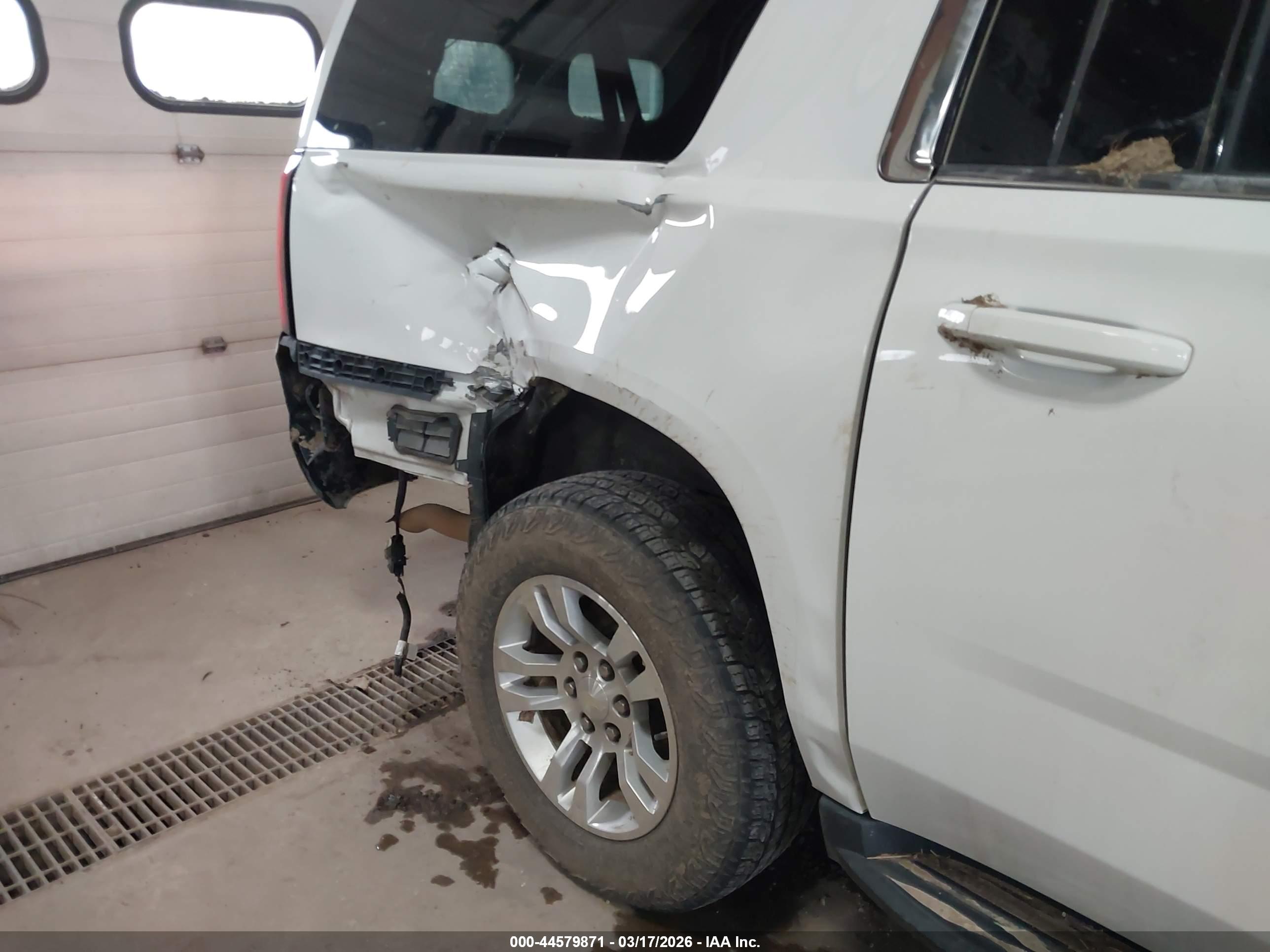 CHEVROLET SUBURBAN image 6