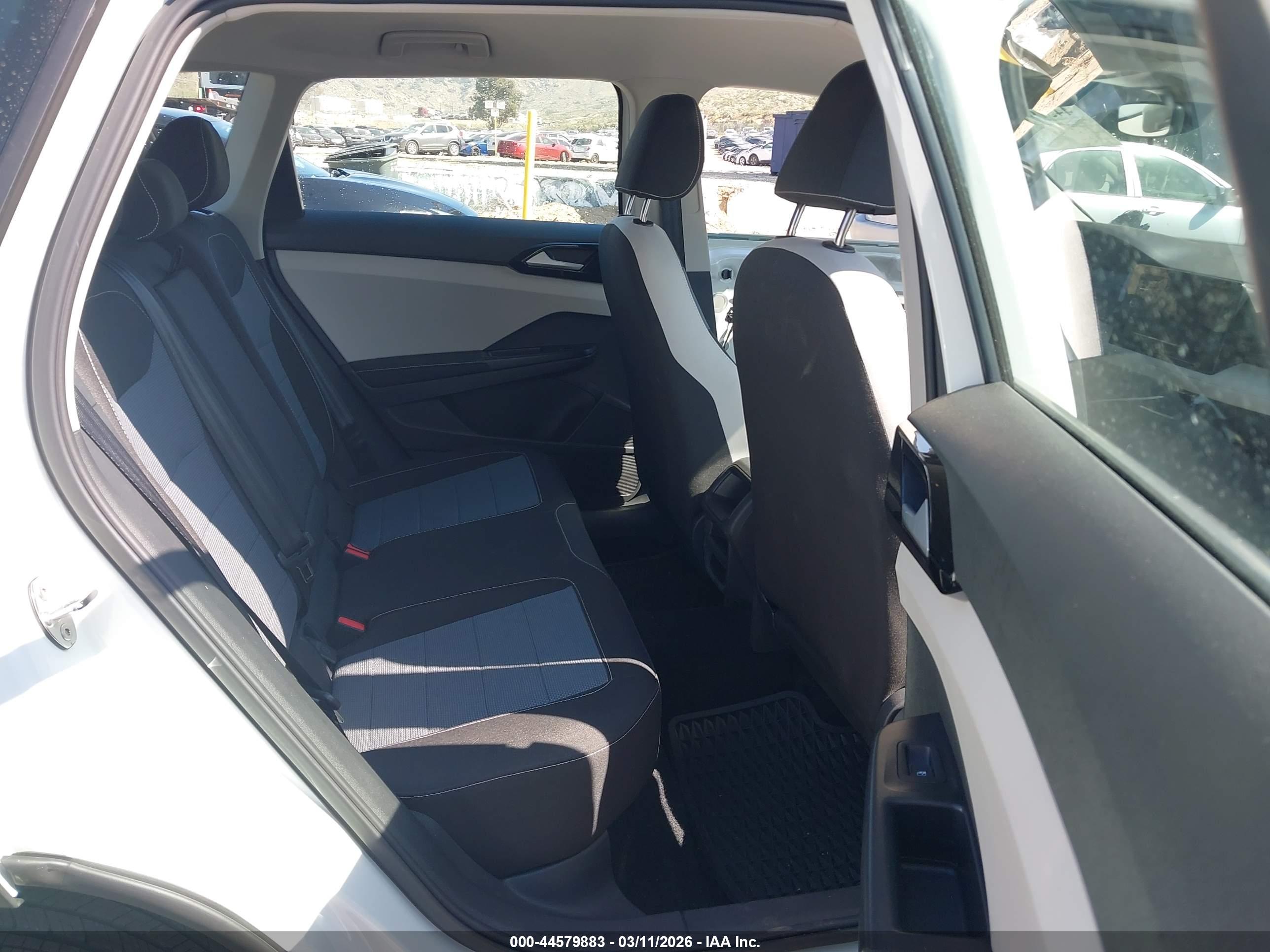 VOLKSWAGEN TAOS image 8
