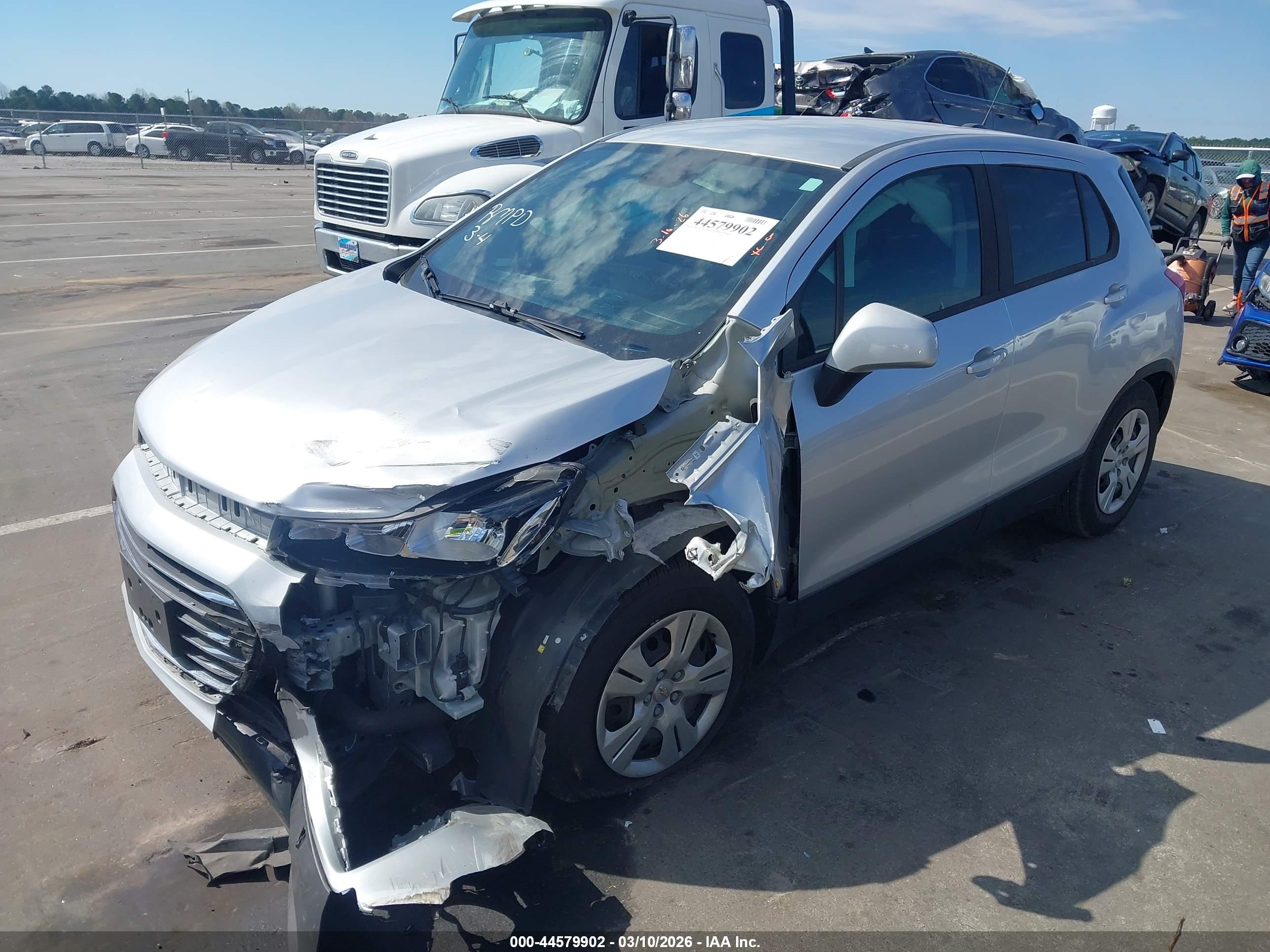 CHEVROLET TRAX image 2