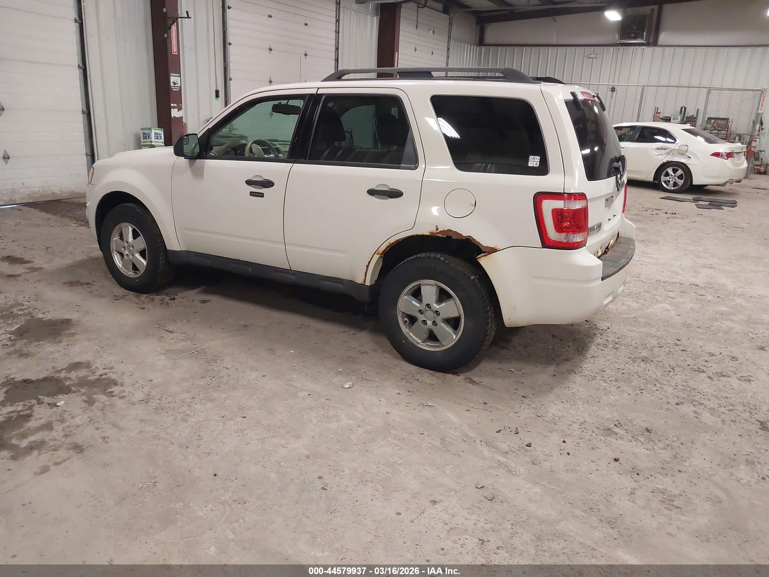 FORD ESCAPE image 3