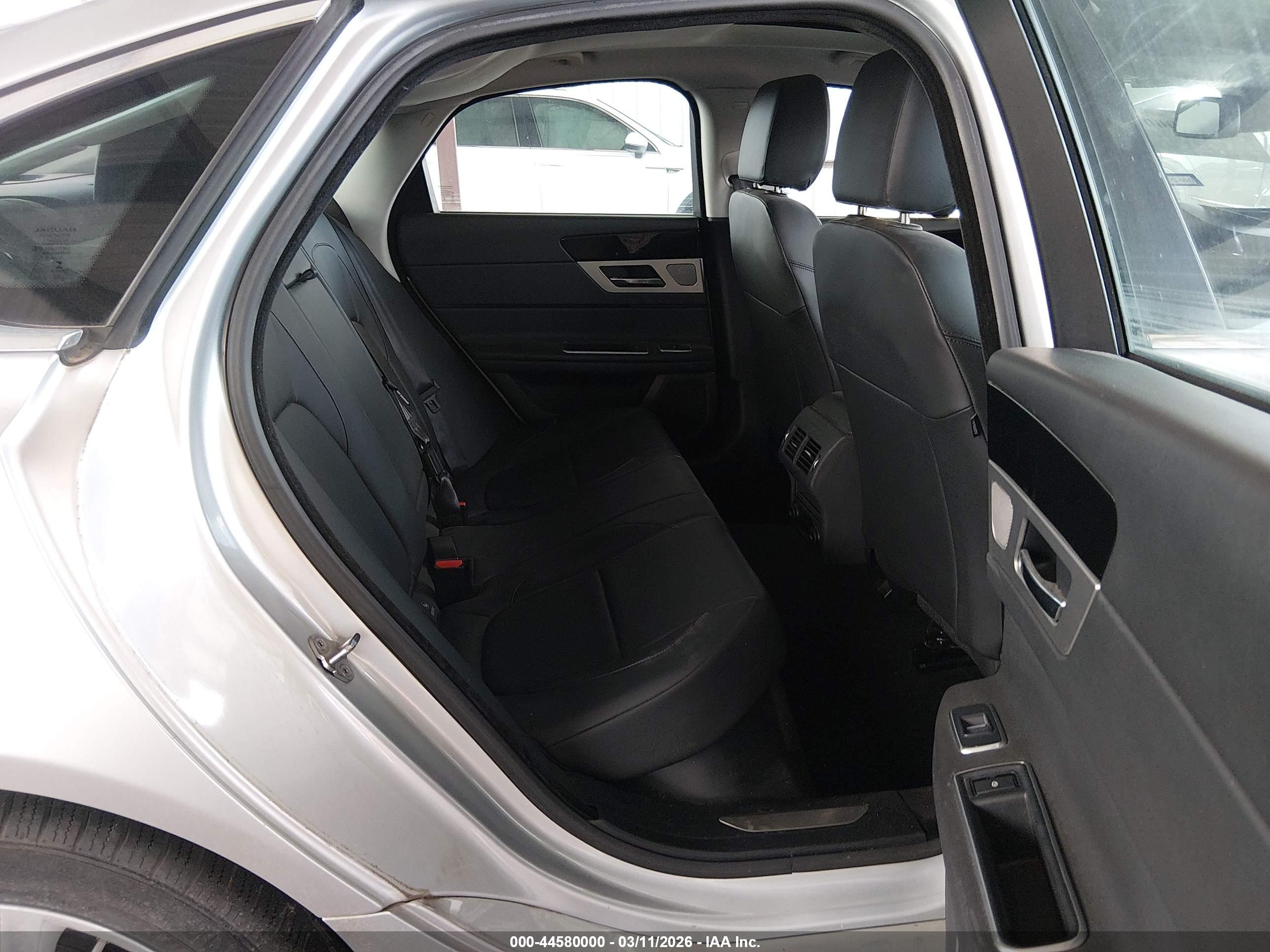 JAGUAR XF image 8