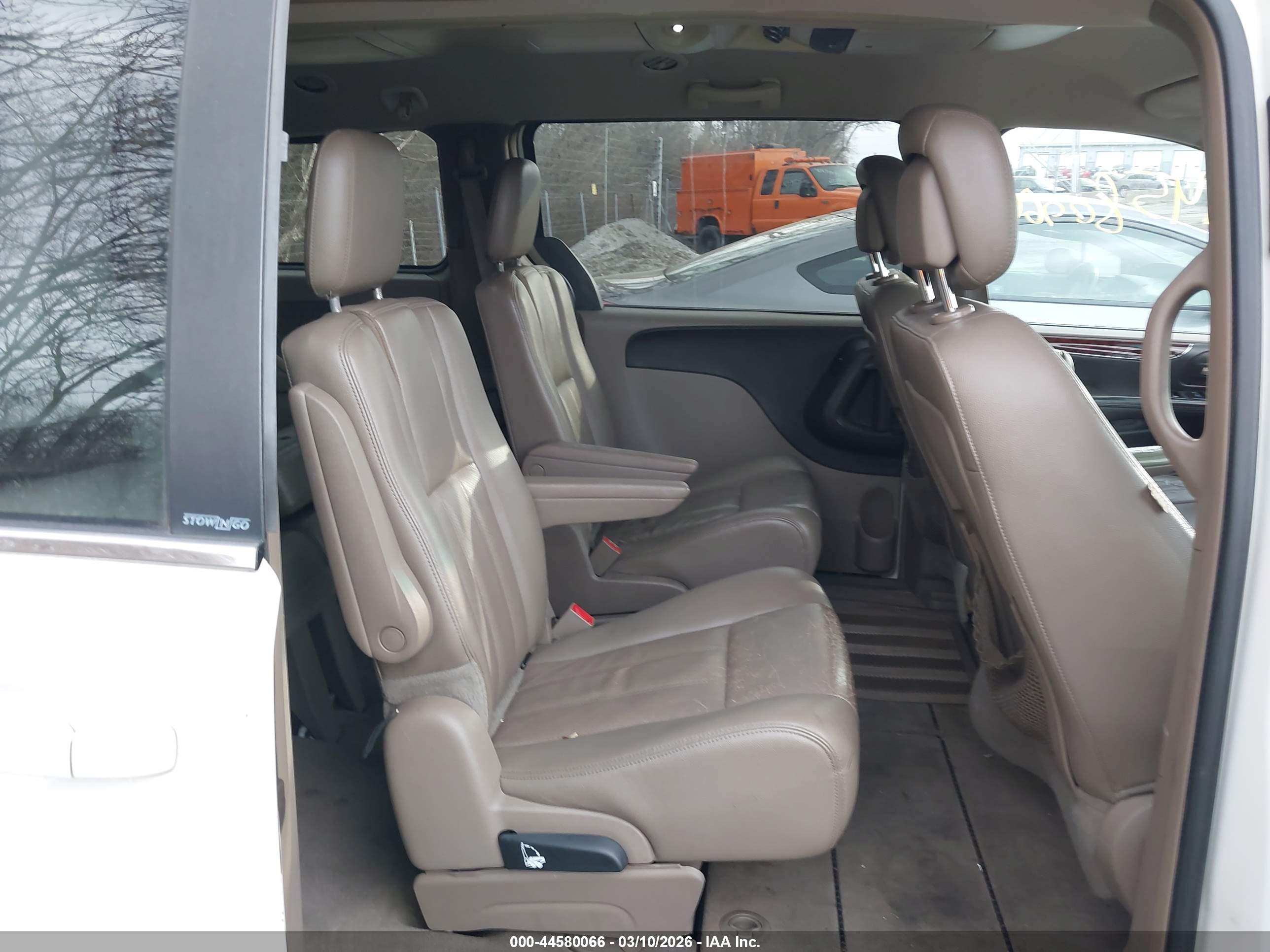 CHRYSLER TOWN image 8